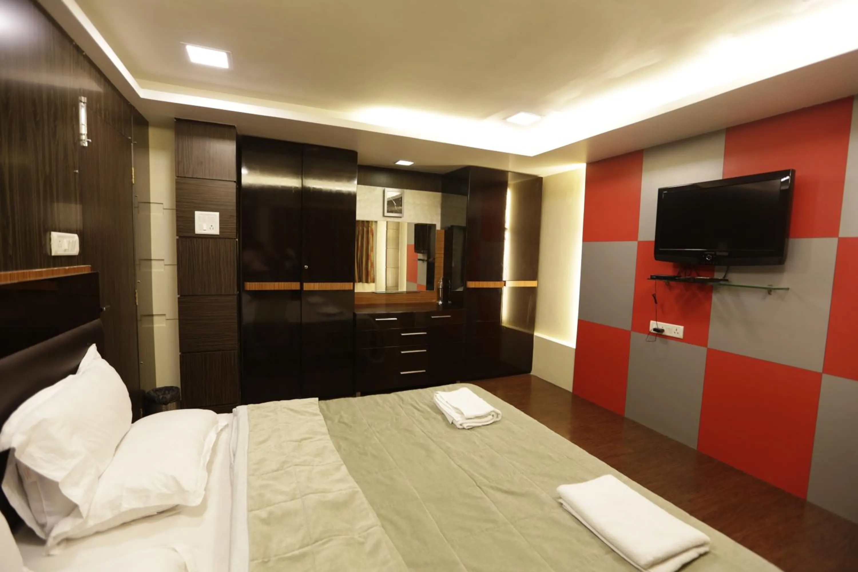 TV and multimedia, Bed in Hotel Metro Palace Bandra