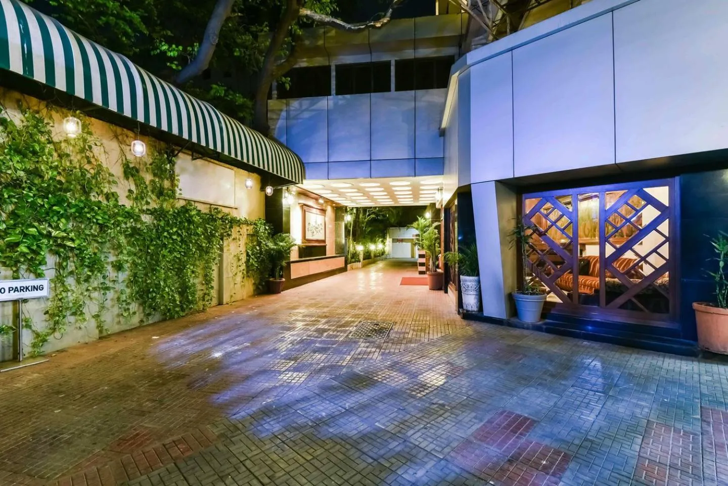 Facade/entrance in Hotel Metro Palace Bandra