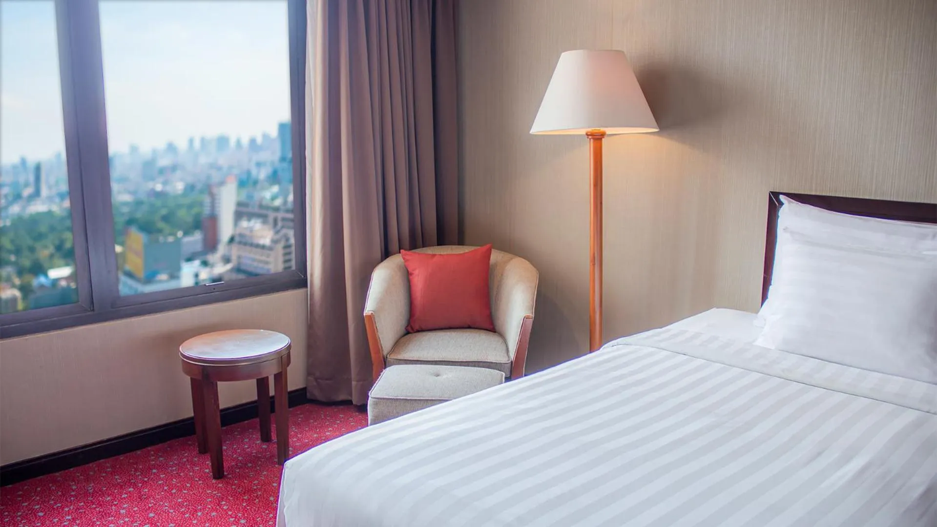 Bed in Redtop Hotel & Convention Center