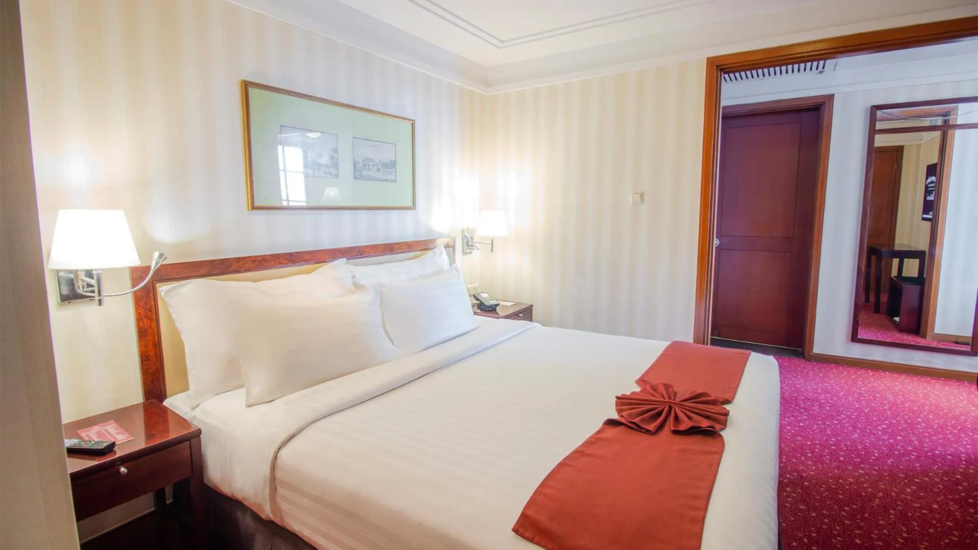 Bed in Redtop Hotel & Convention Center