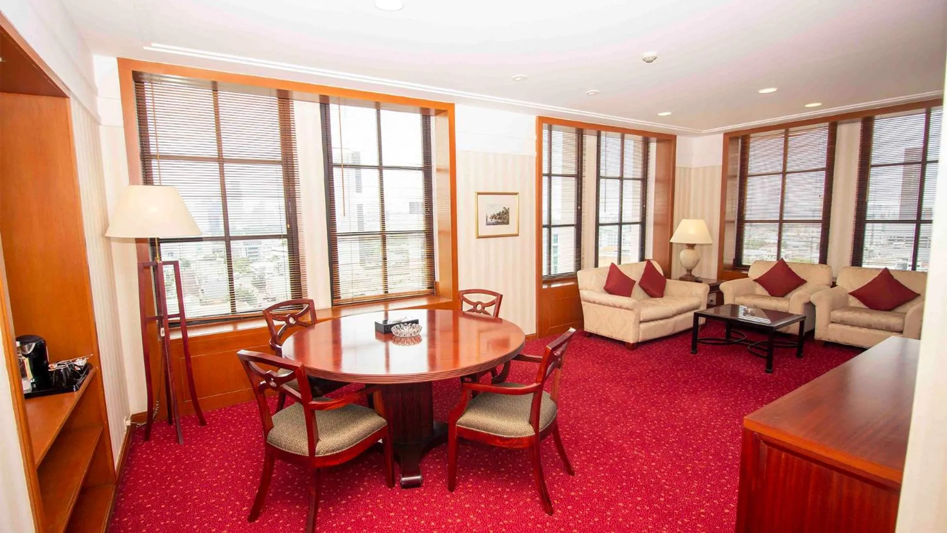 Living room in Redtop Hotel & Convention Center