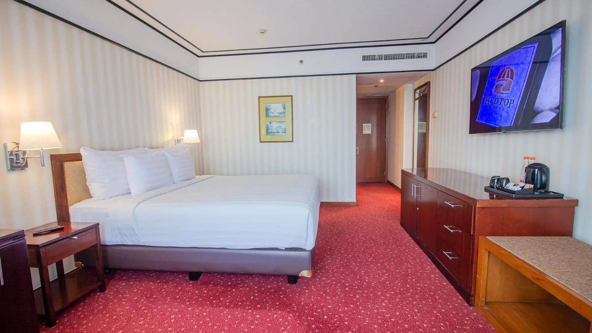 Bed in Redtop Hotel & Convention Center