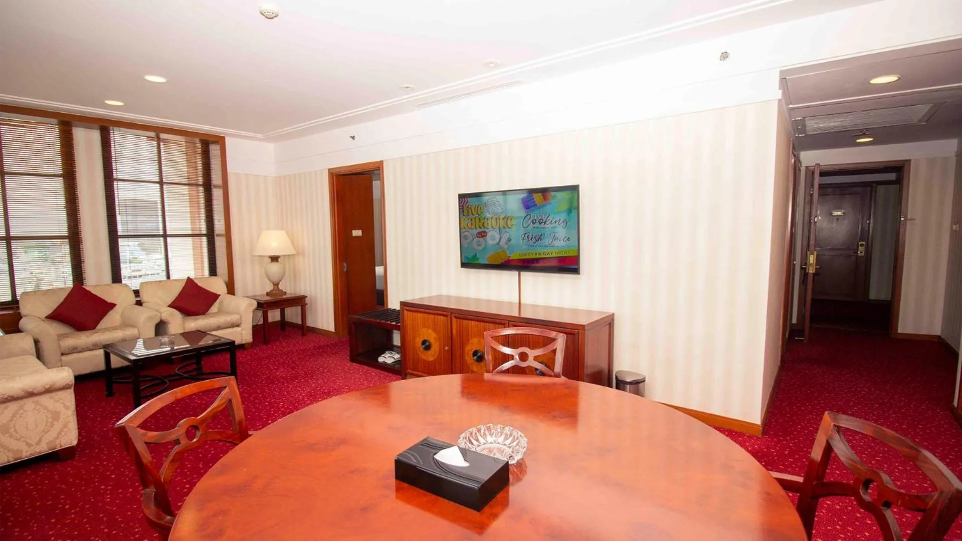Living room in Redtop Hotel & Convention Center