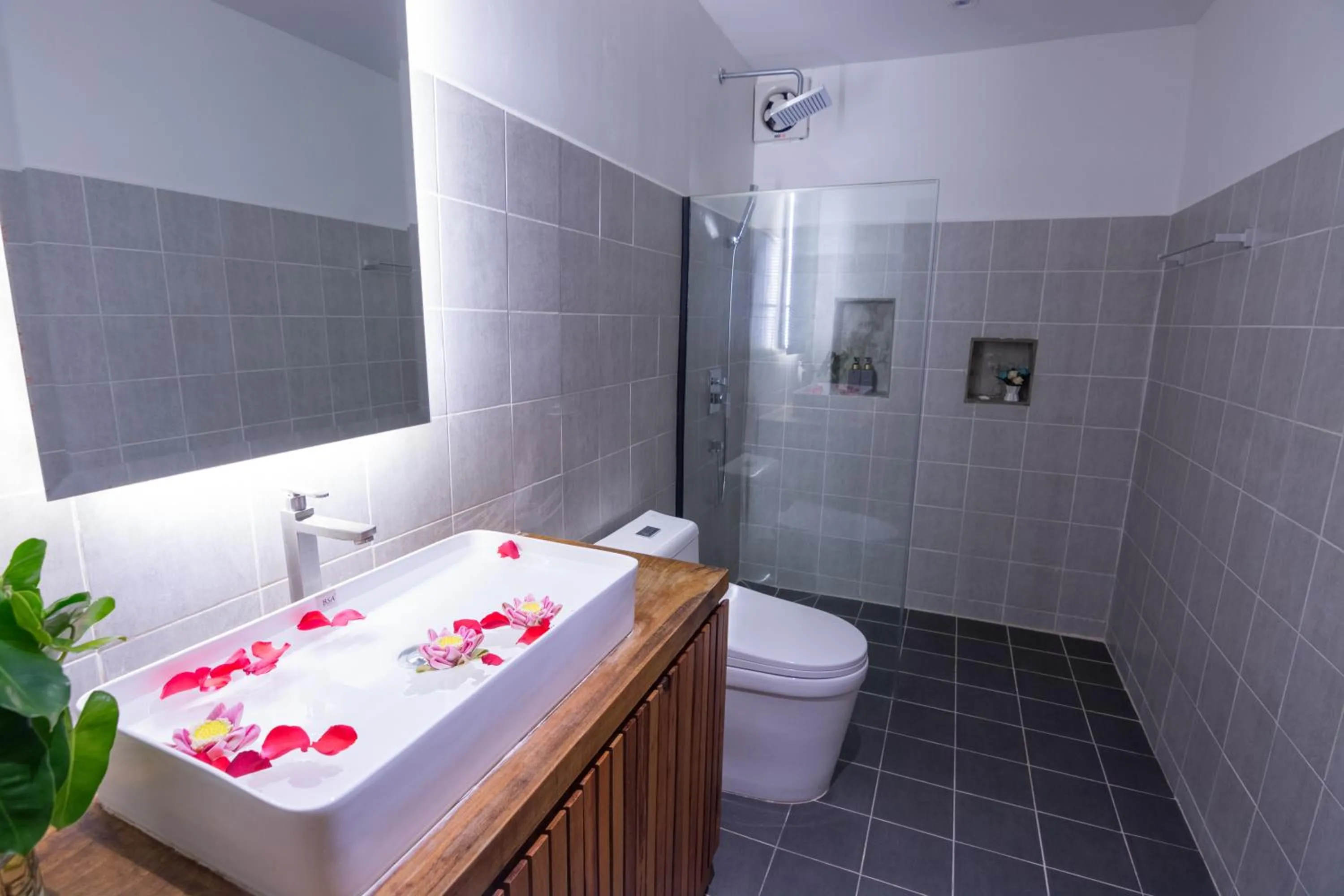 Shower in Neth Socheata Hotel