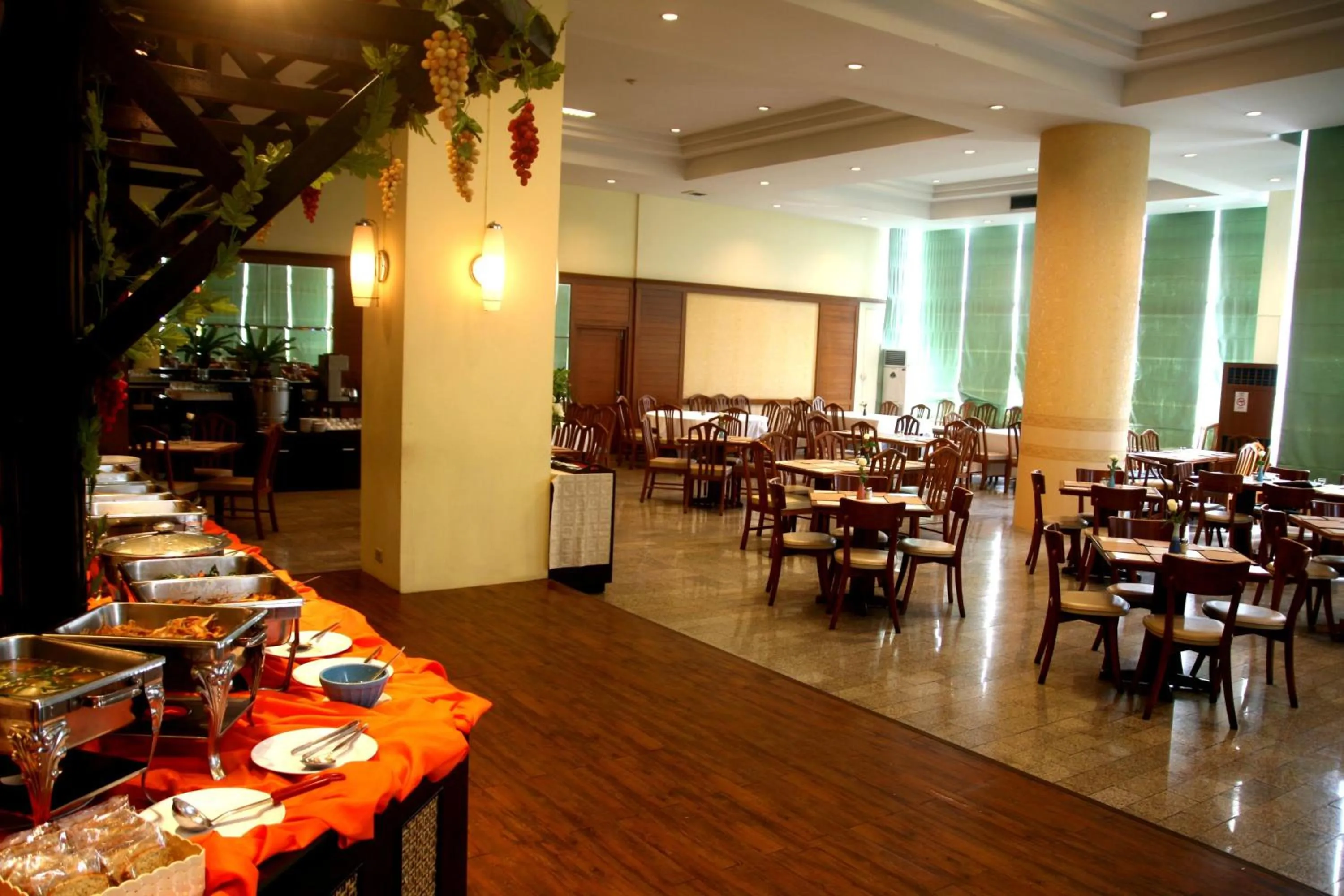 Restaurant/places to eat in Royal Lanna Hotel