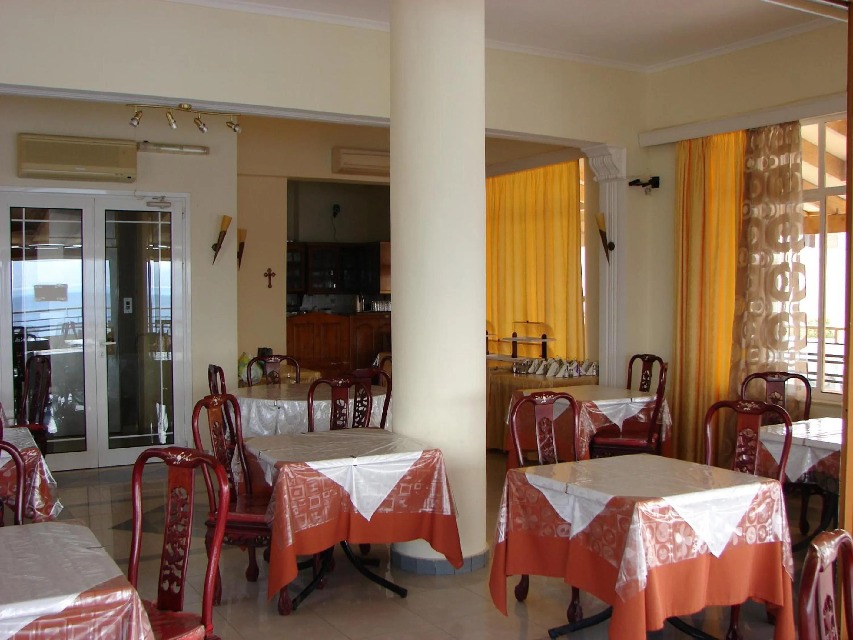 Communal lounge/ TV room in Petit Palais Hotel