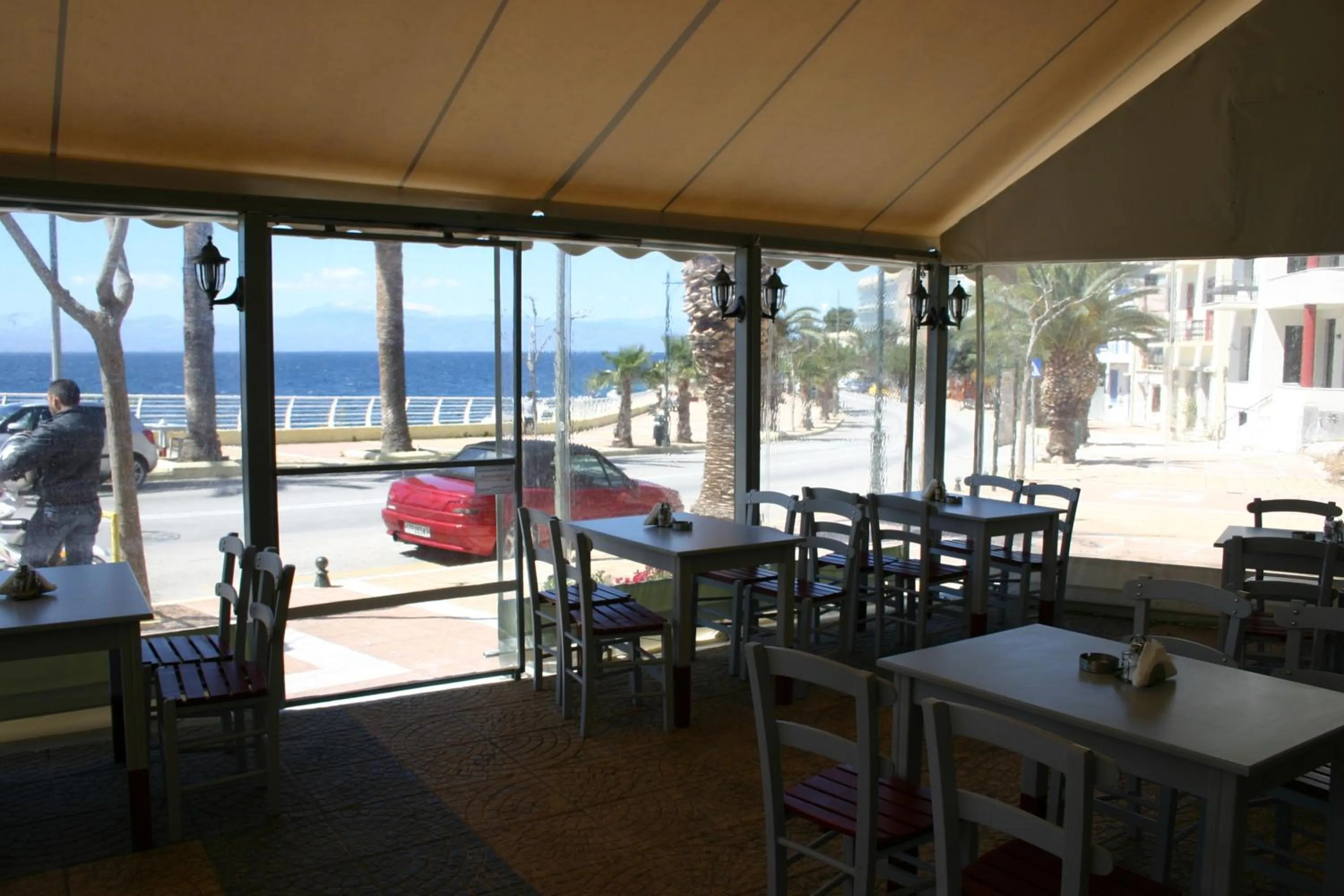 Restaurant/places to eat in Petit Palais Hotel