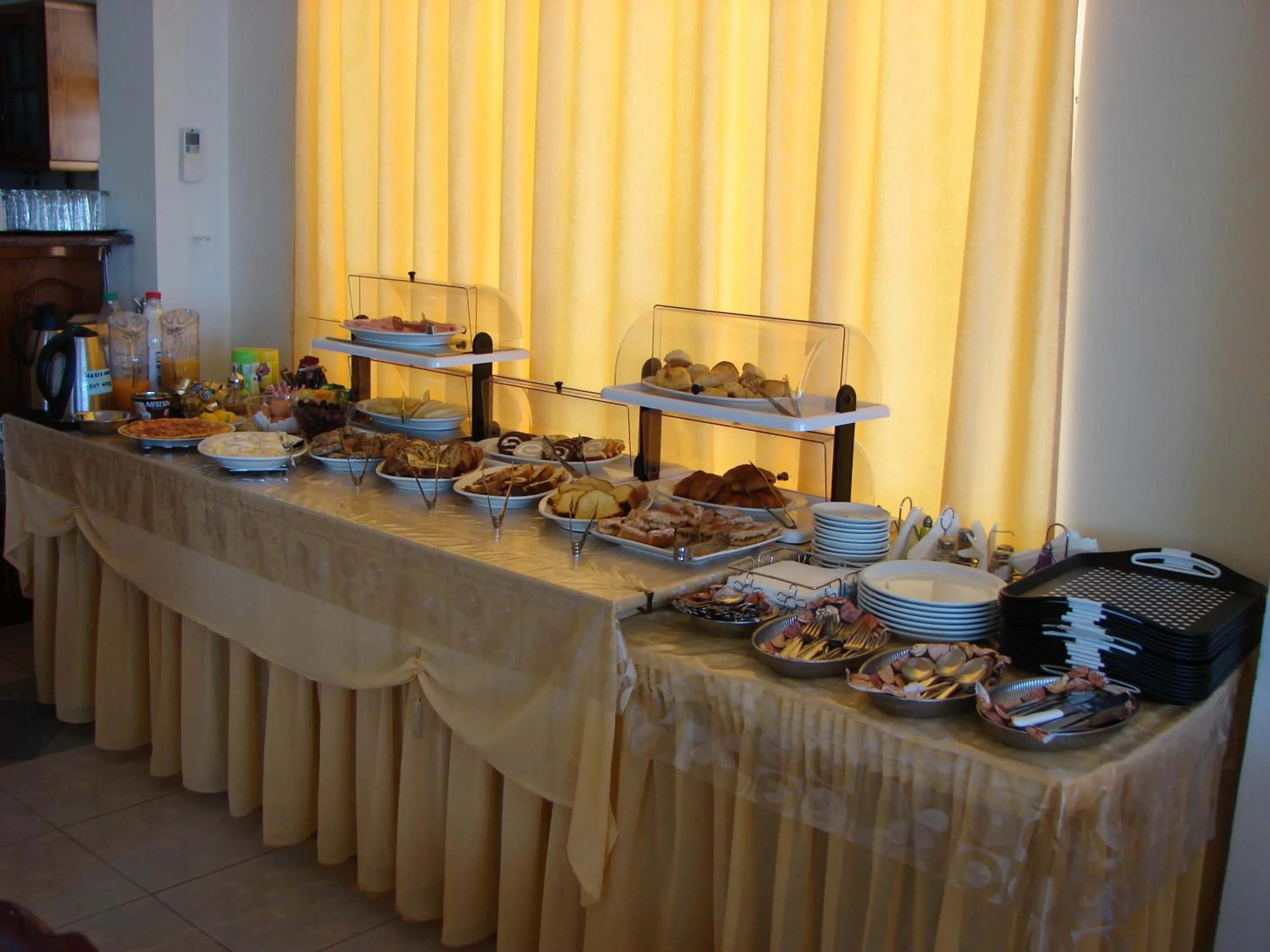 Restaurant/places to eat in Petit Palais Hotel