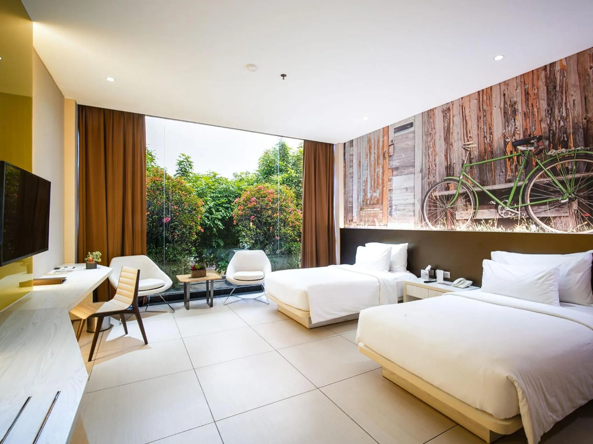 Bed in FM7 Resort Hotel - Jakarta Airport