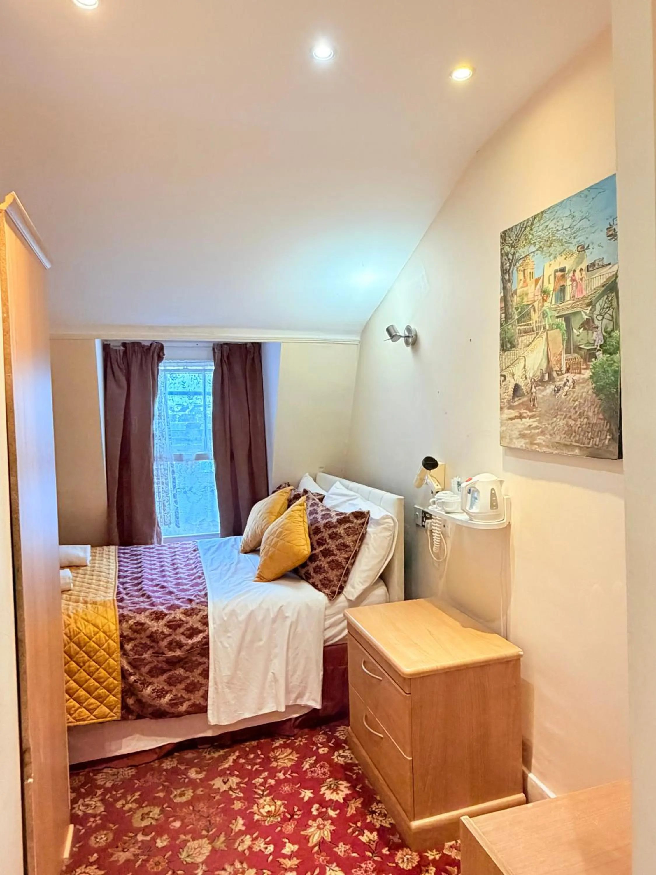 Bed in Albro House Hotel, London