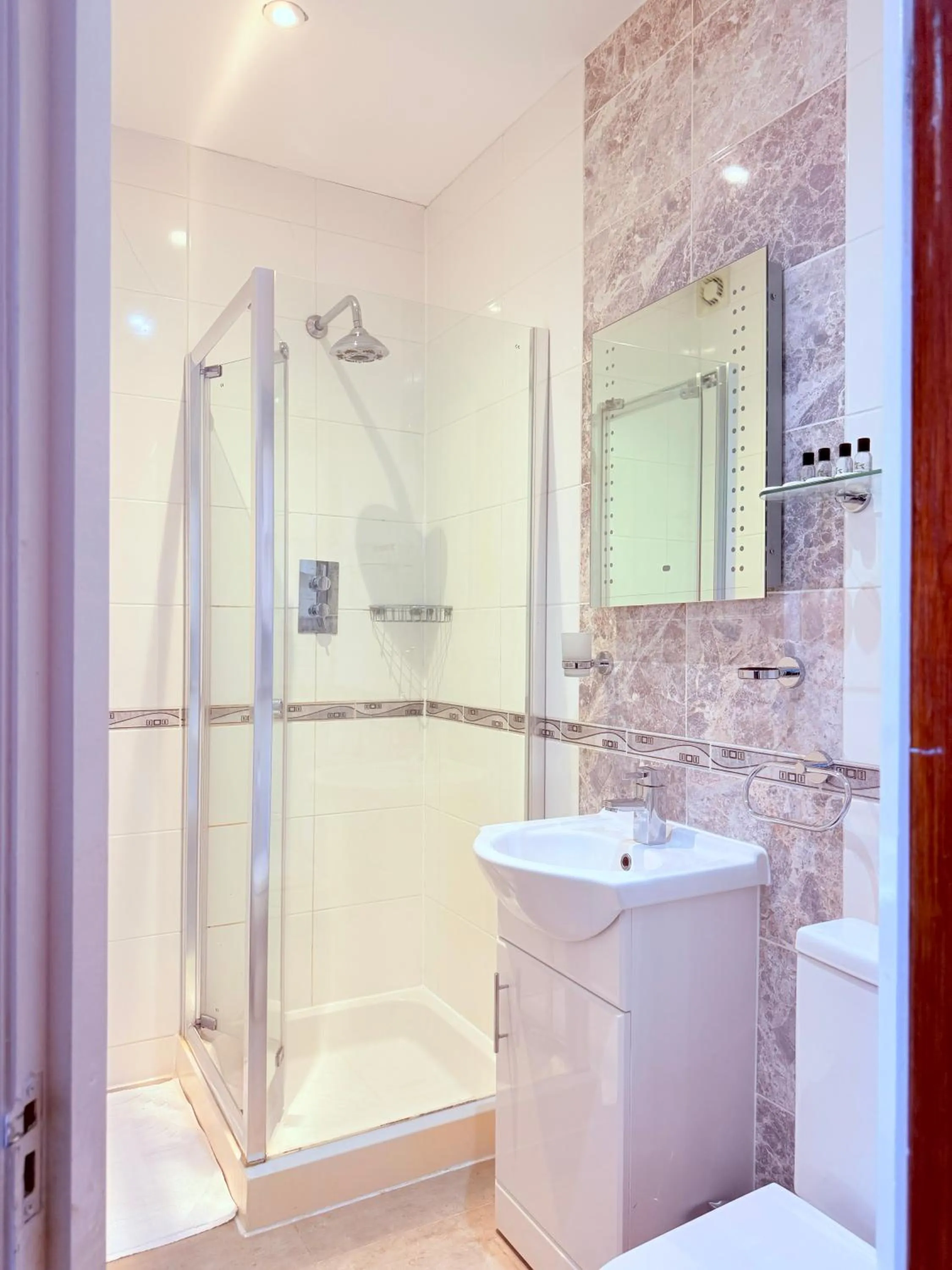 Bathroom in Albro House Hotel, London