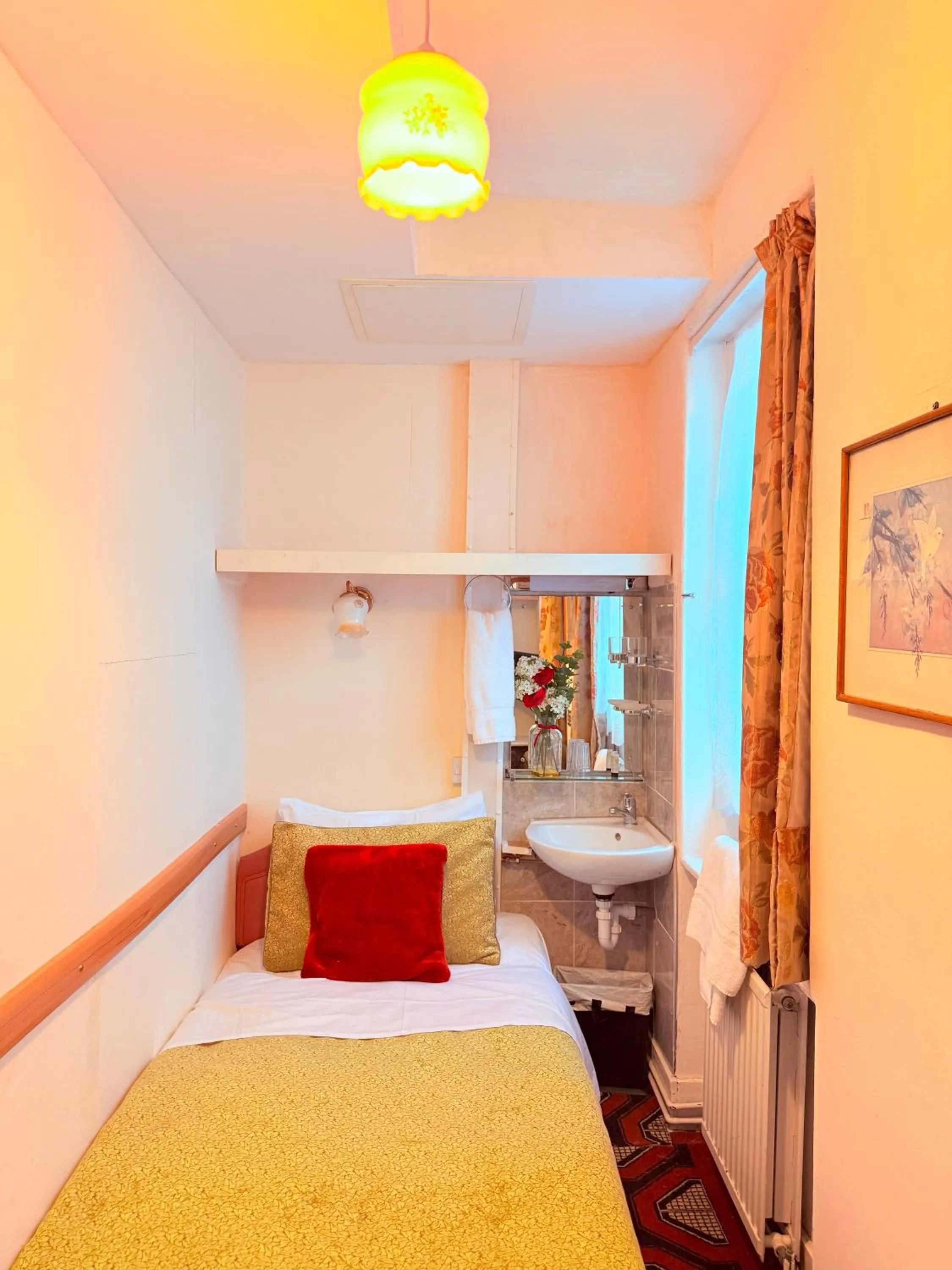 Photo of the whole room, Bed in Albro House Hotel, London