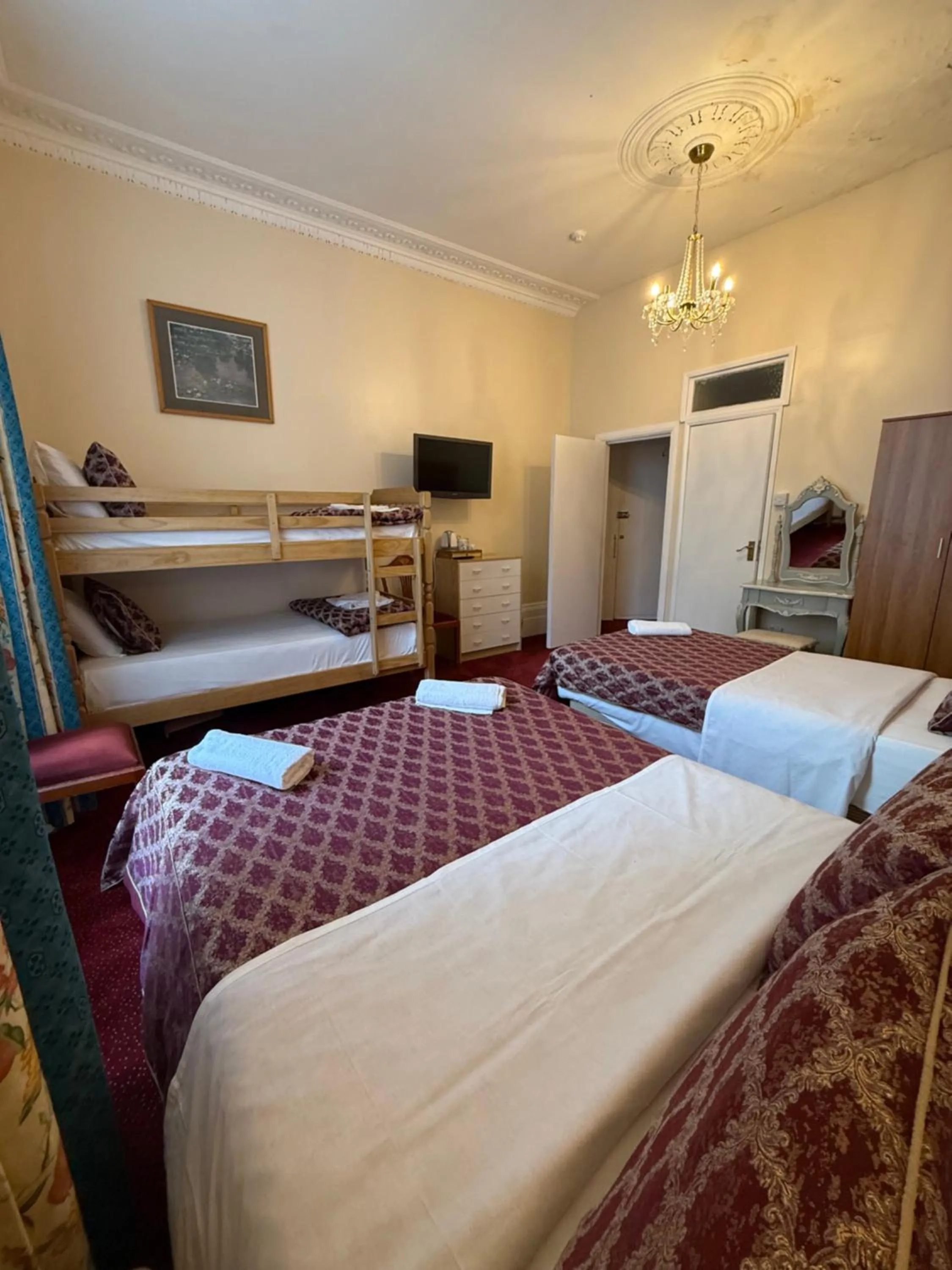 Bed in Albro House Hotel, London