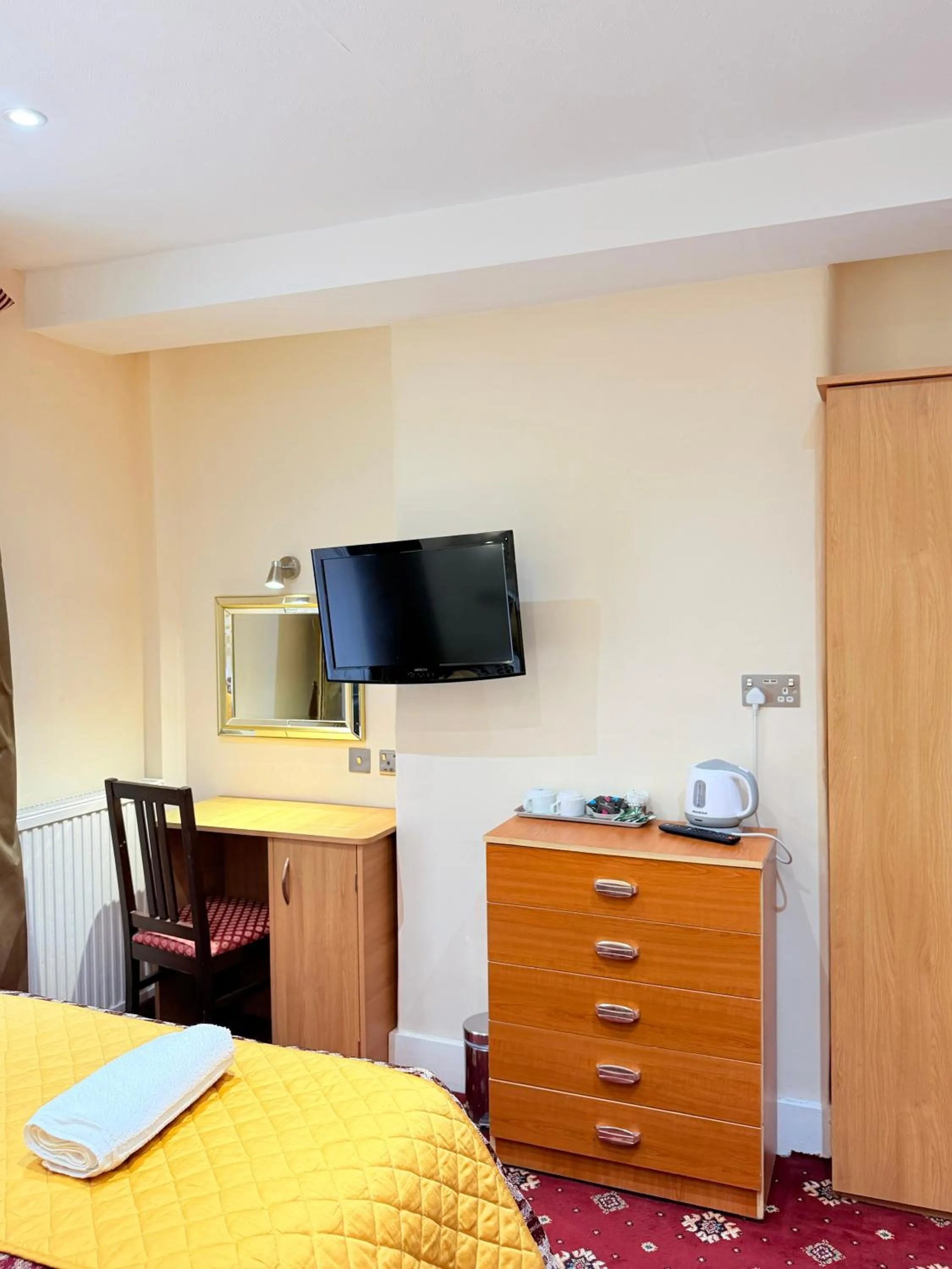 Bed in Albro House Hotel, London