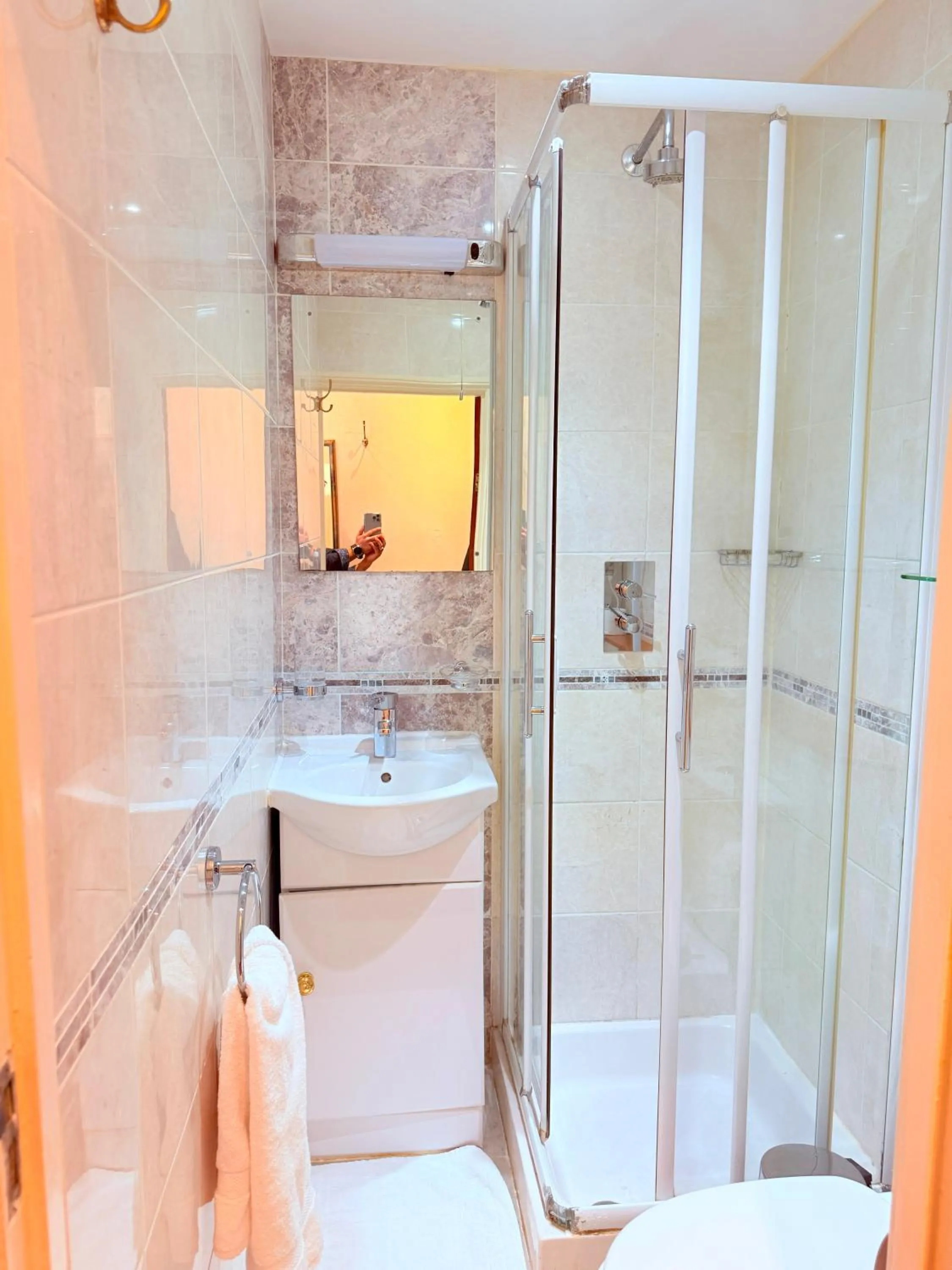 Bathroom in Albro House Hotel, London