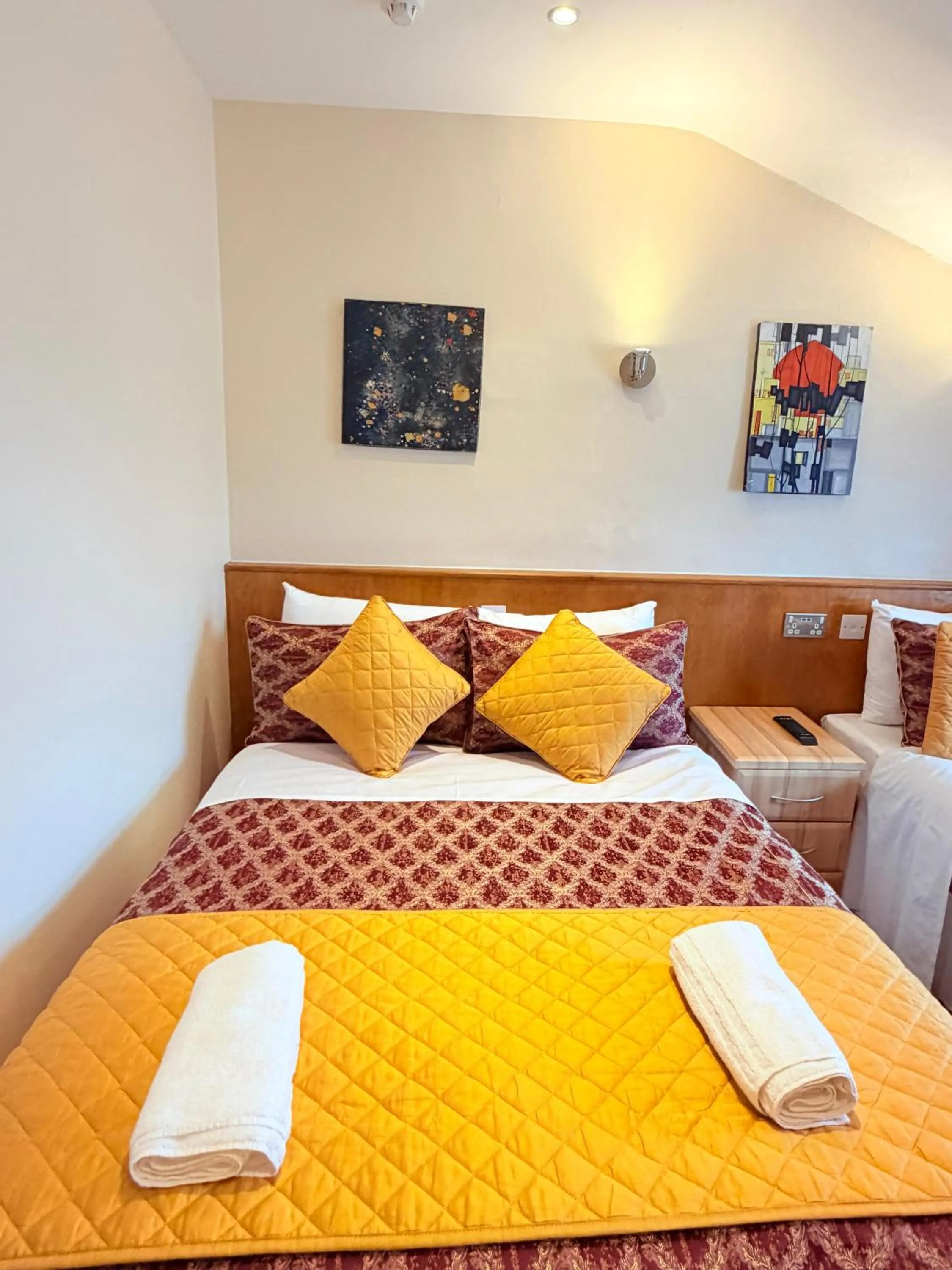 Bed in Albro House Hotel, London