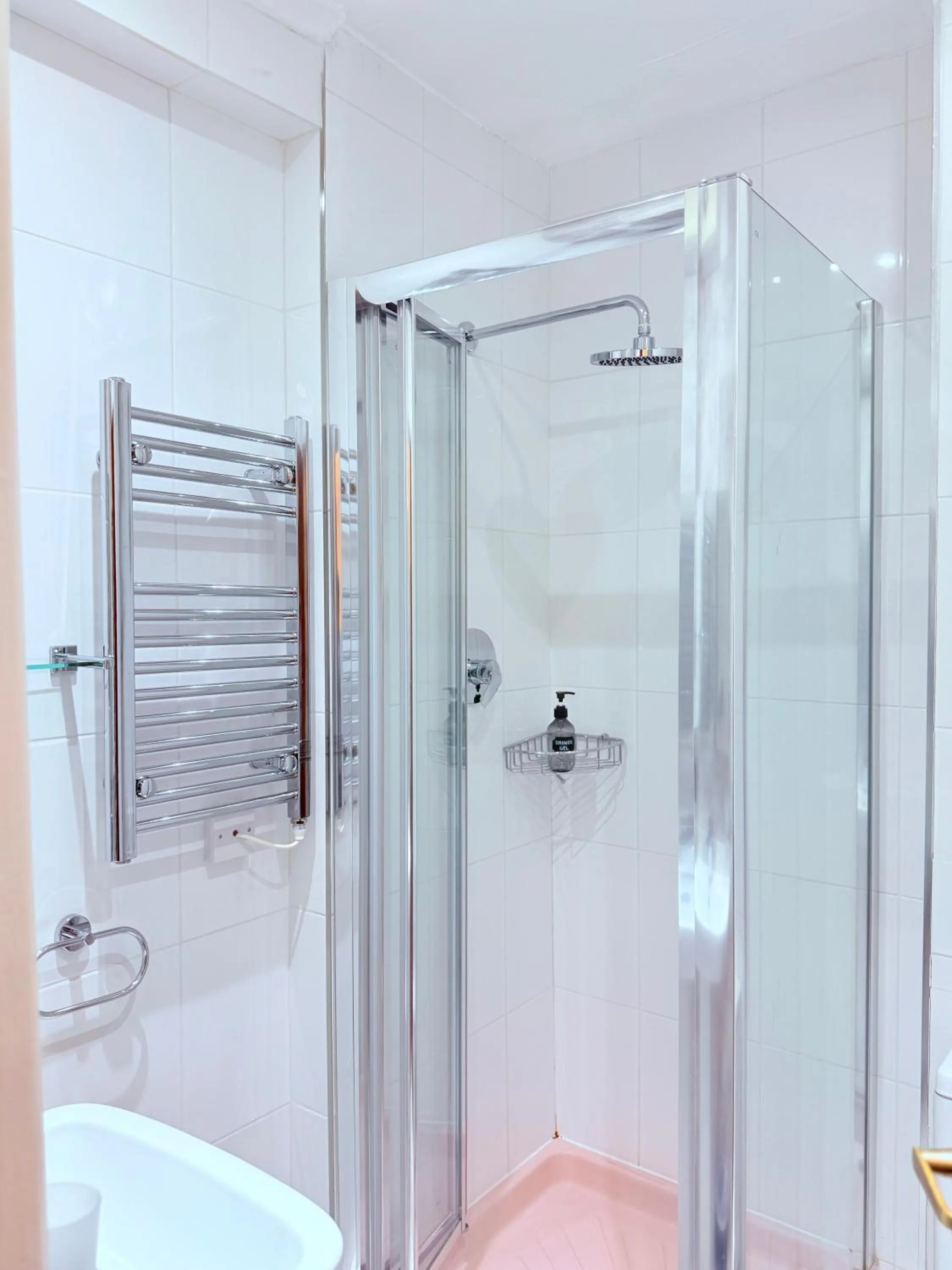Shower in Albro House Hotel, London