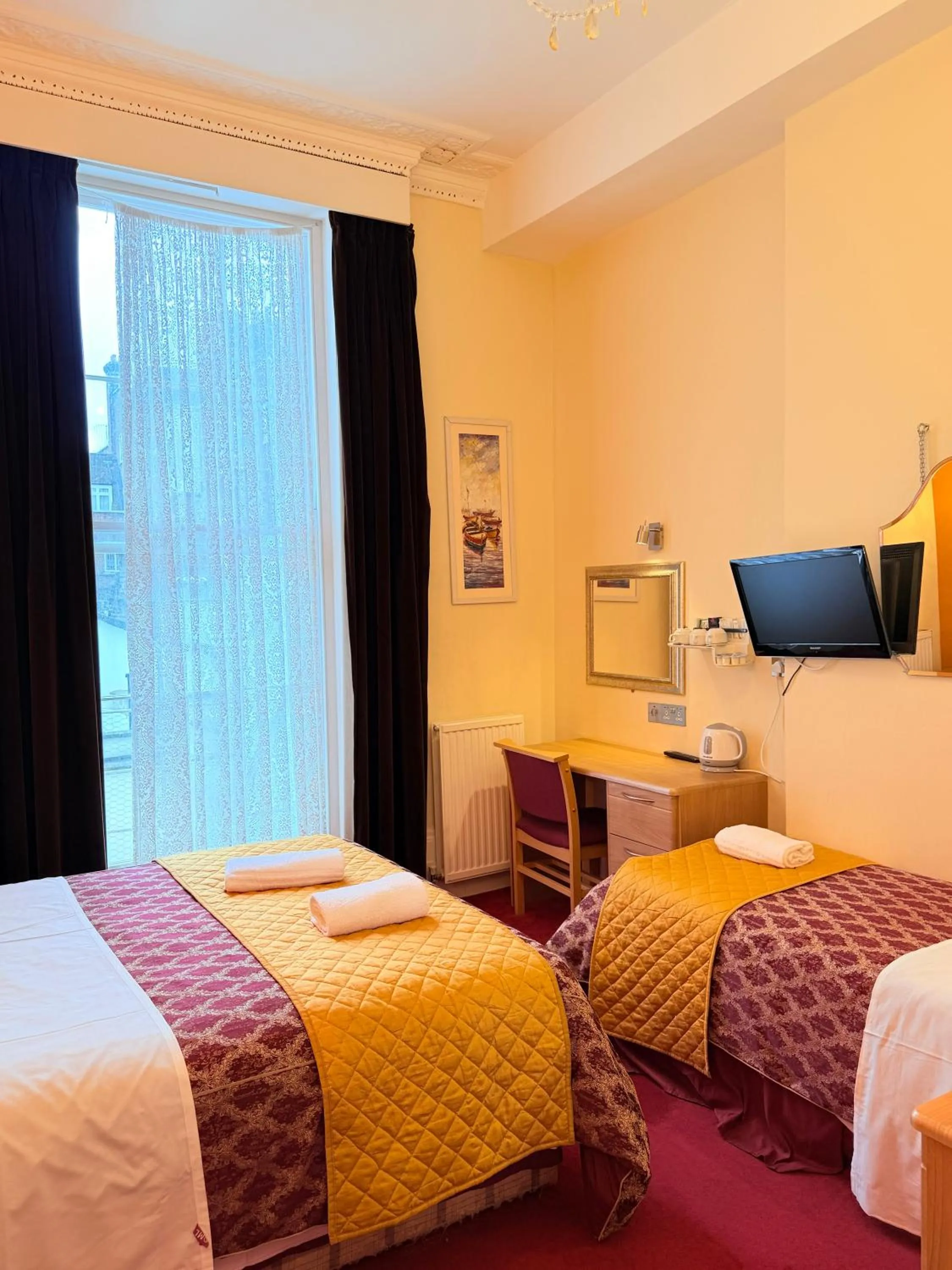 Bed in Albro House Hotel, London