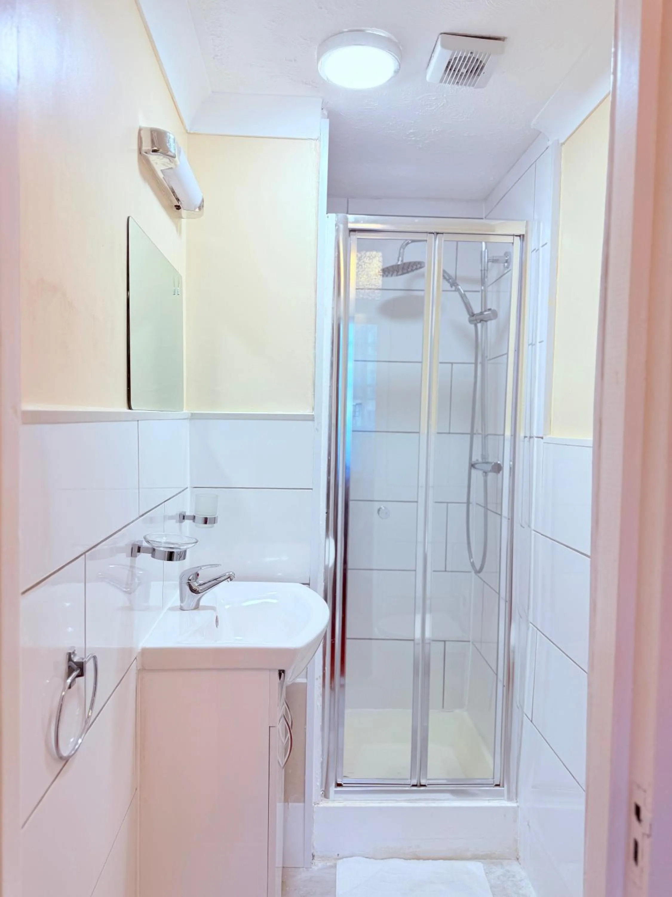 Shower in Albro House Hotel, London