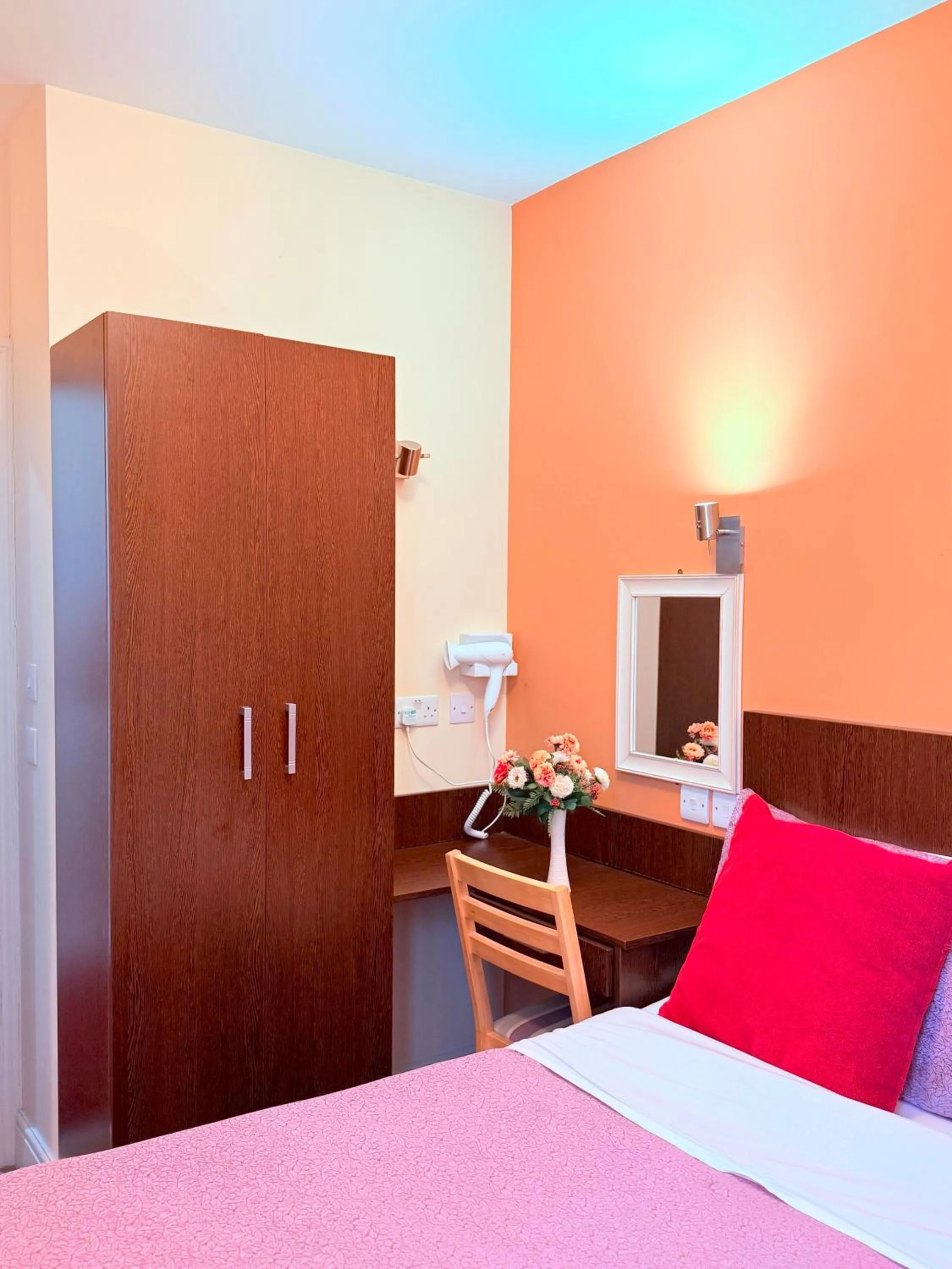 Bedroom, Bed in Albro House Hotel, London