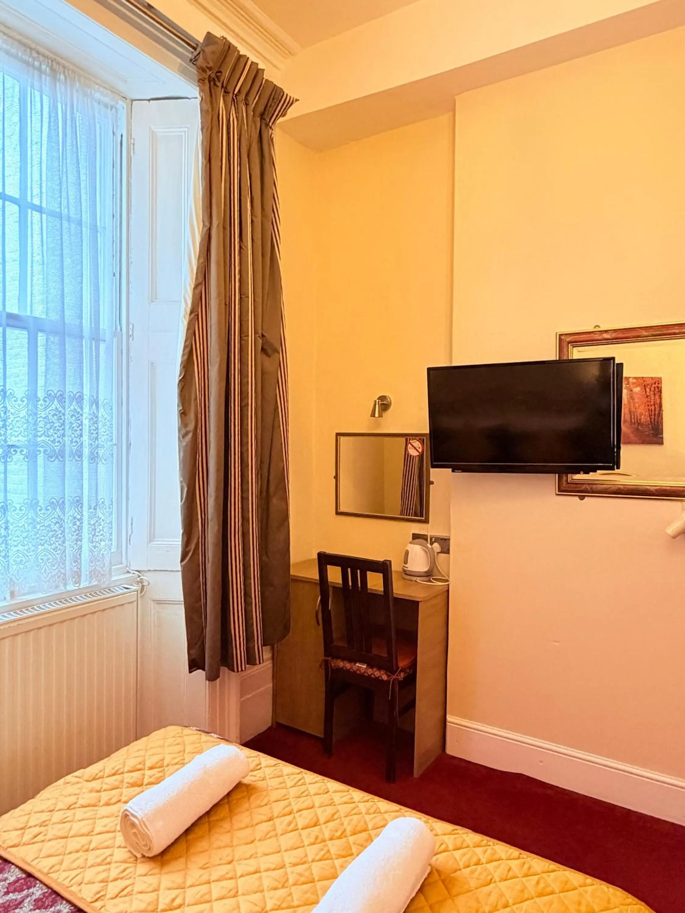 Bed in Albro House Hotel, London