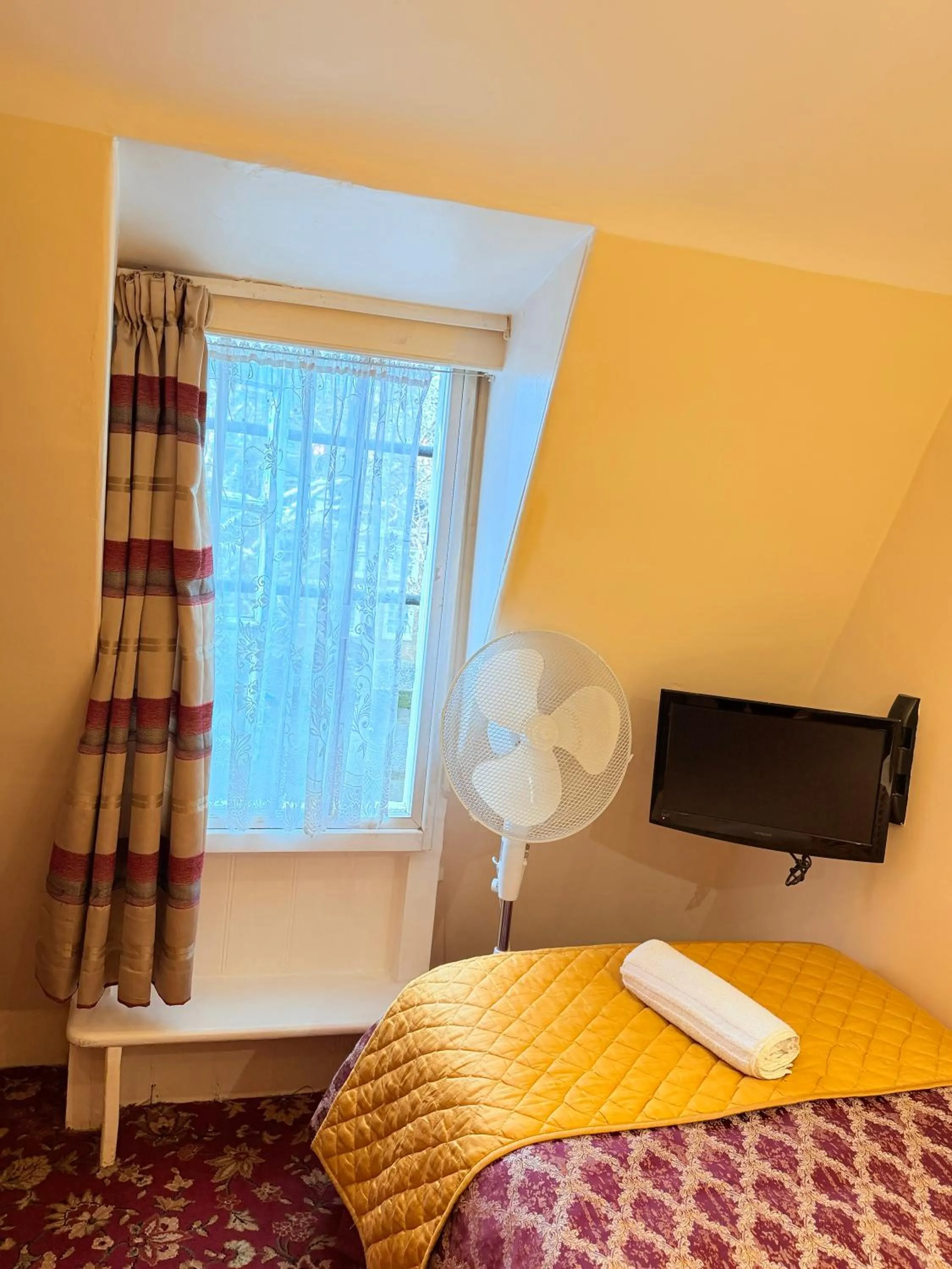 Bed in Albro House Hotel, London