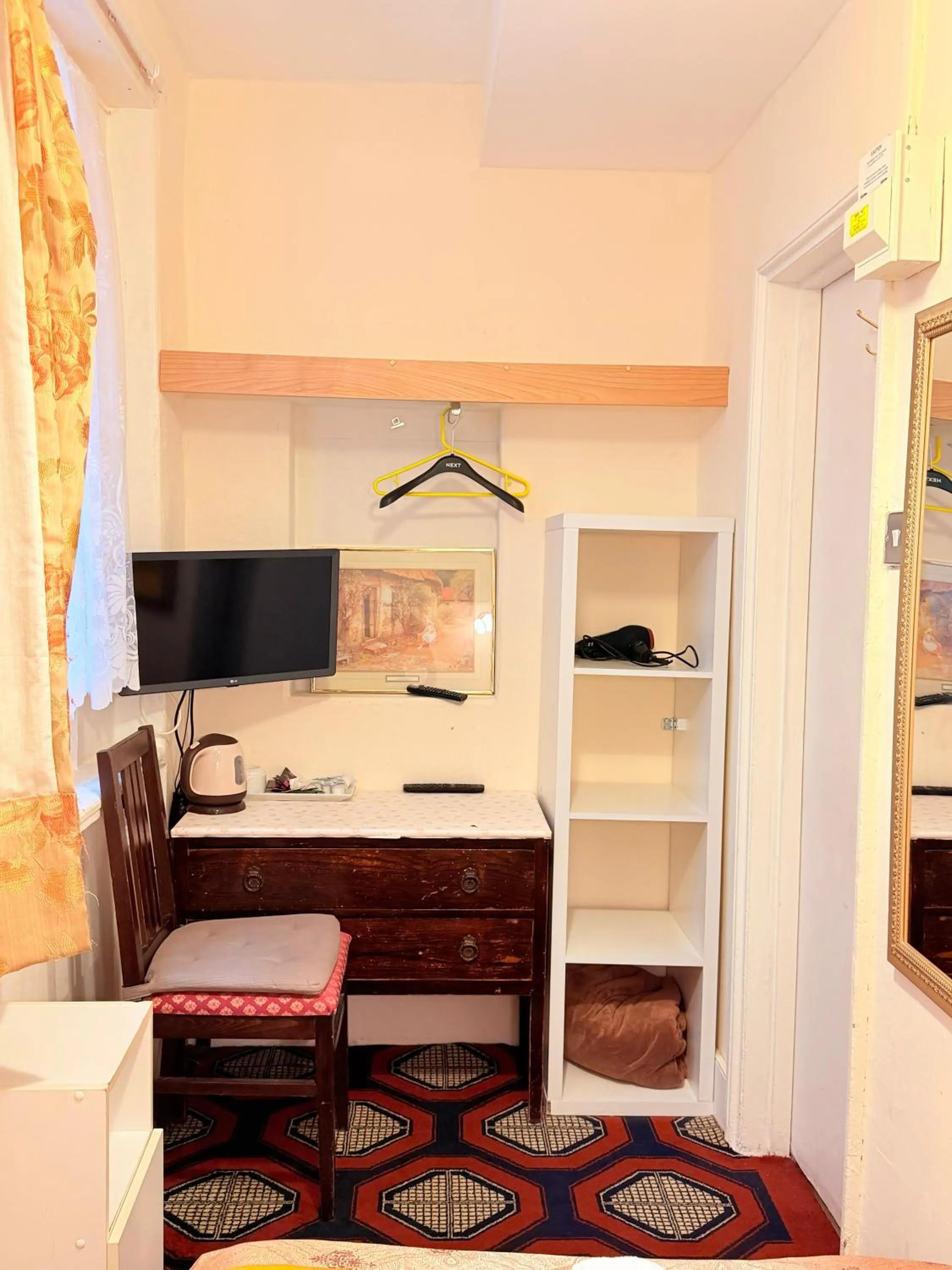 Bed in Albro House Hotel, London