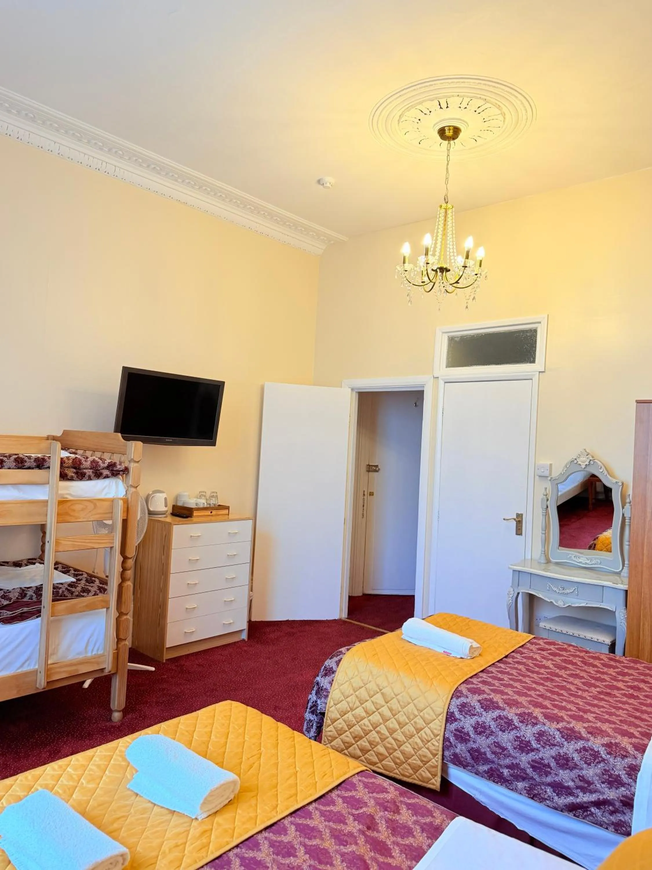 Bed in Albro House Hotel, London