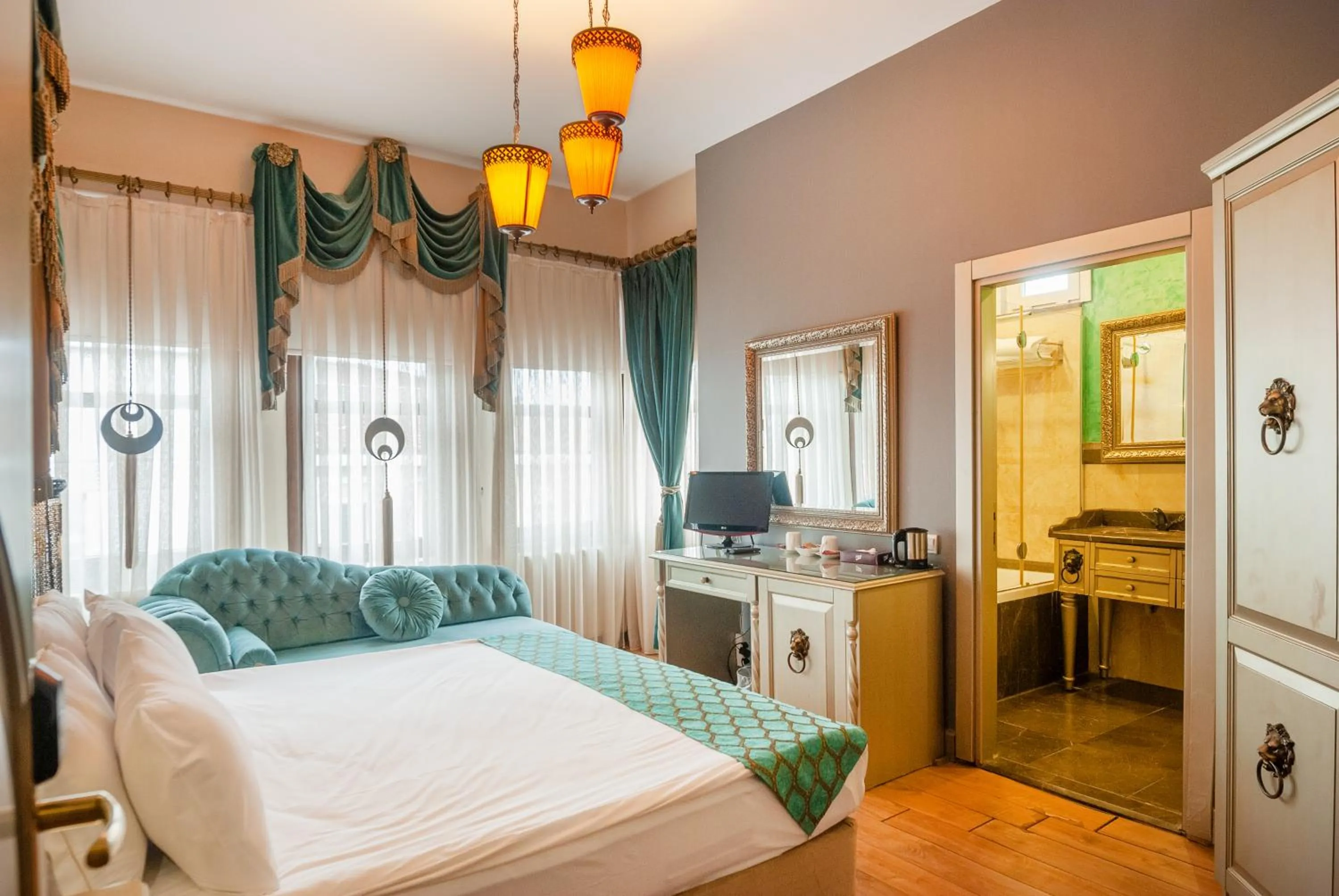 Photo of the whole room, Bed in Sokullu Pasa Hotel - Special Class