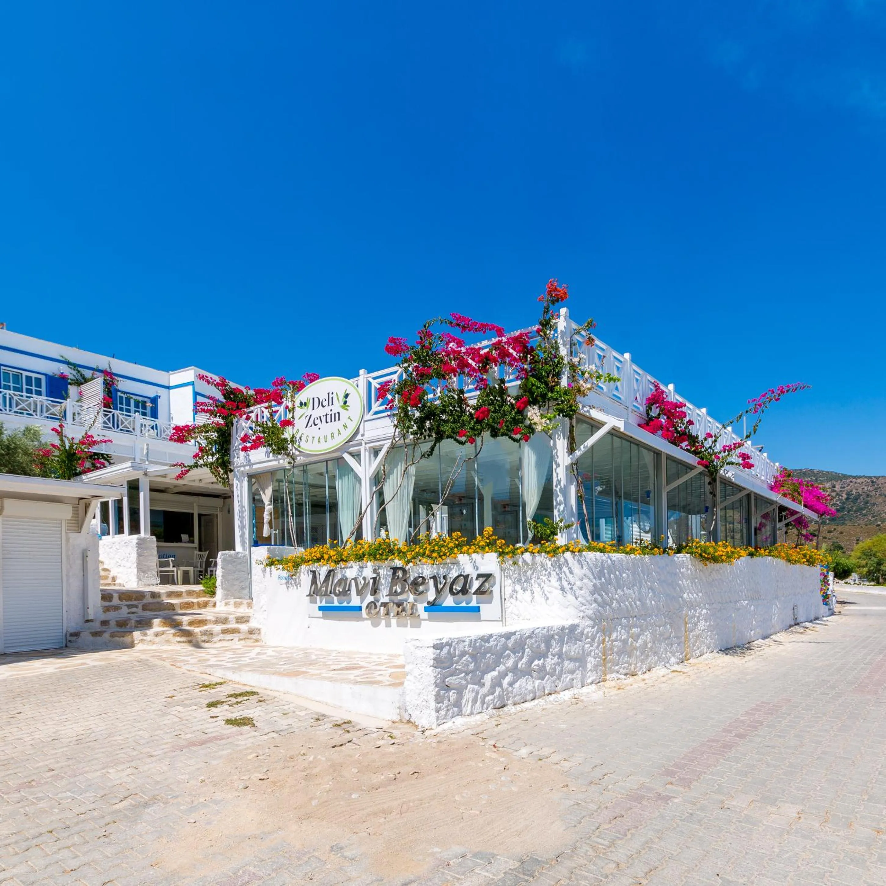 Property Building in Hotel Mavi Beyaz