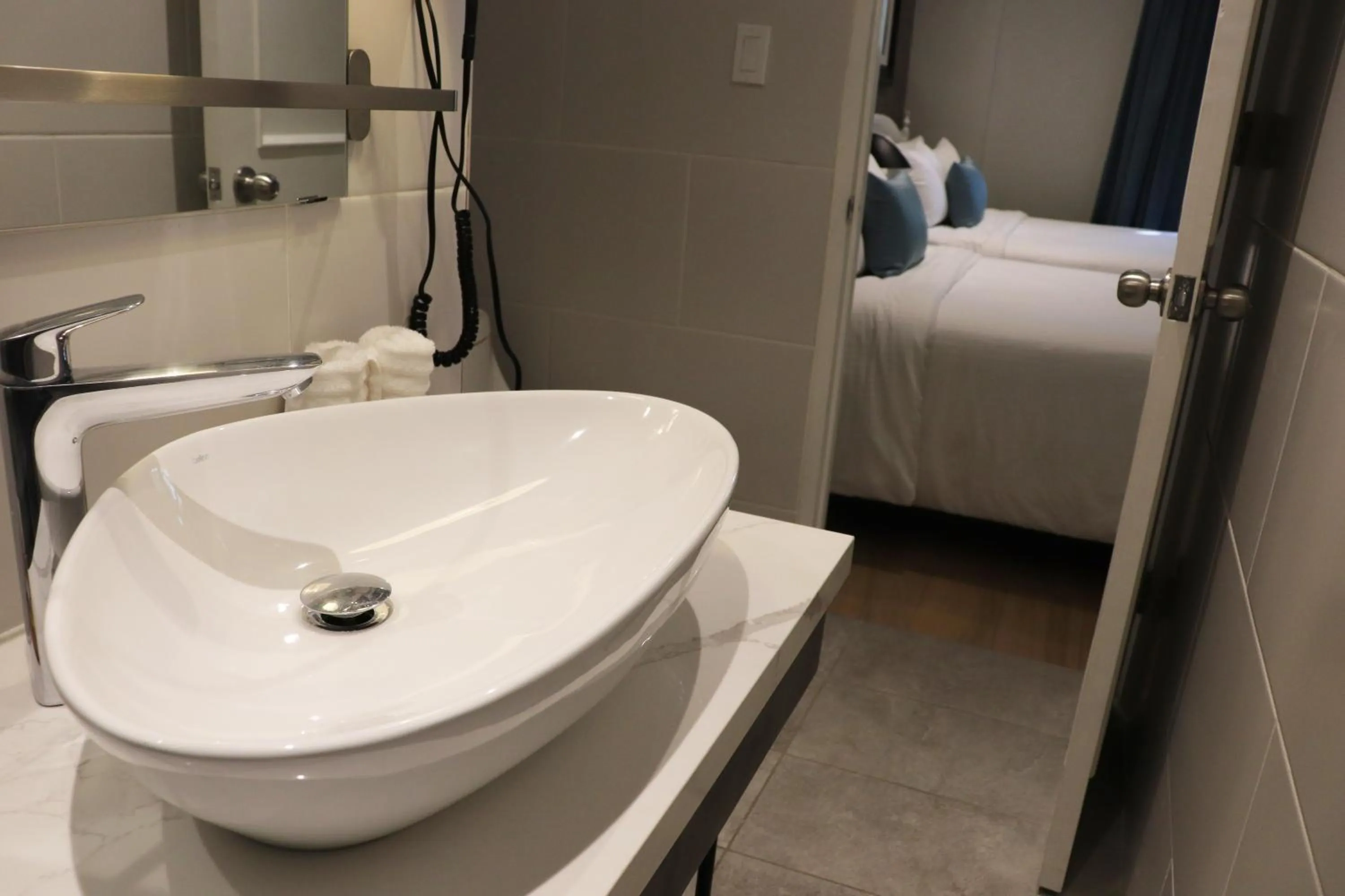 Bathroom, Bed in Hotel Conde de Penalba