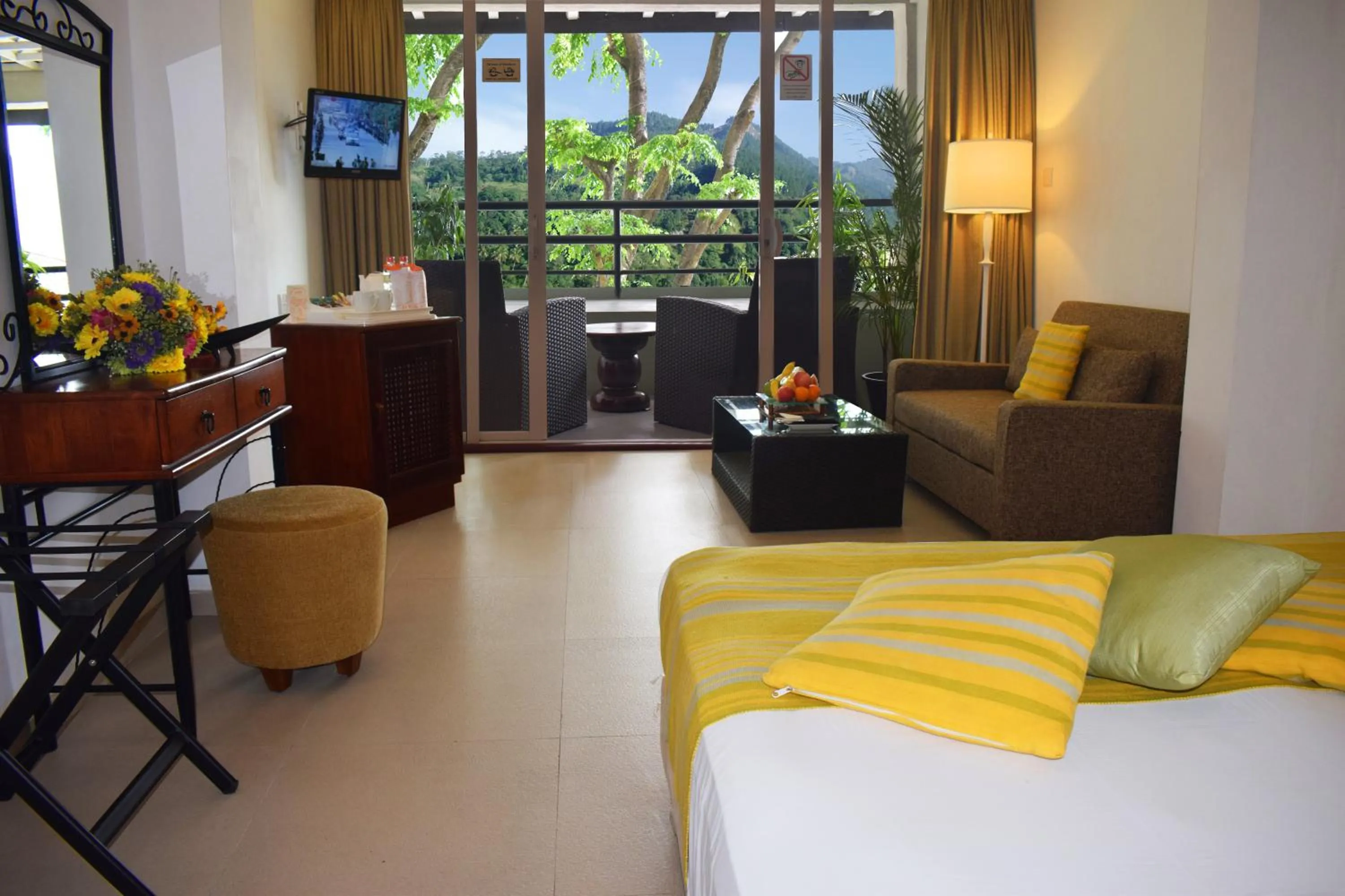 Bedroom, Bed in Thilanka Hotel