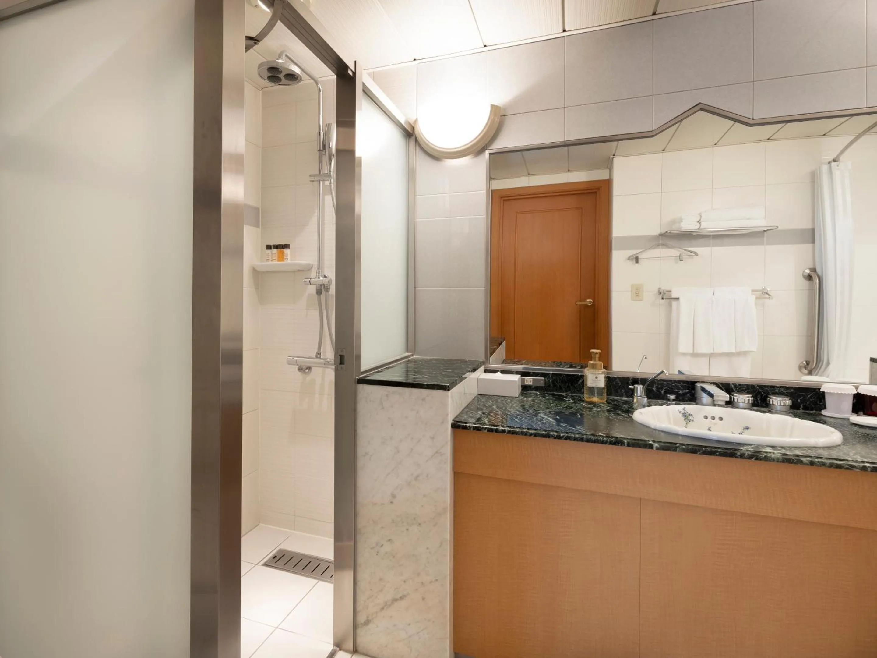 Shower in Sapporo Grand Hotel