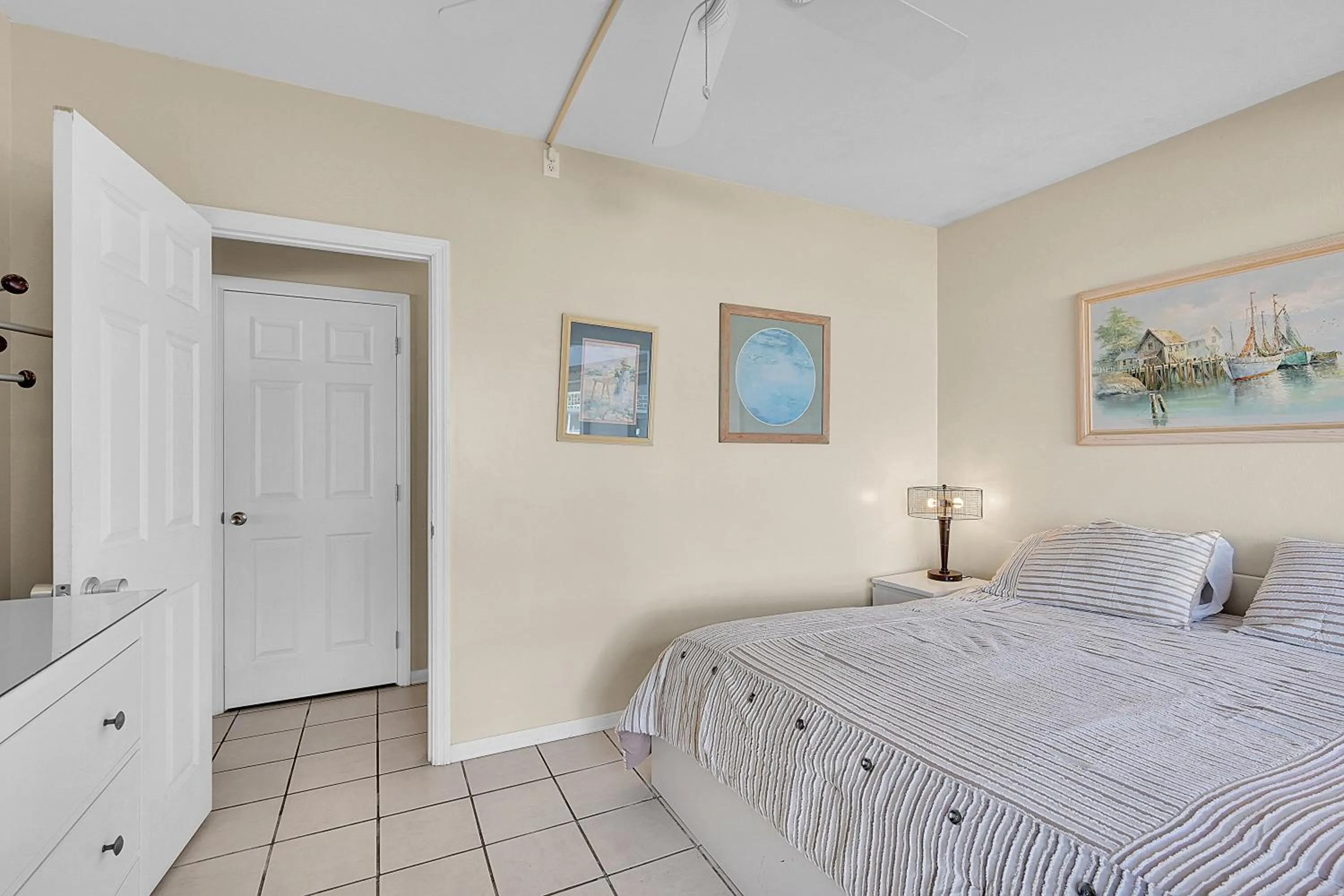 Bed in Holiday Isle Yacht Club