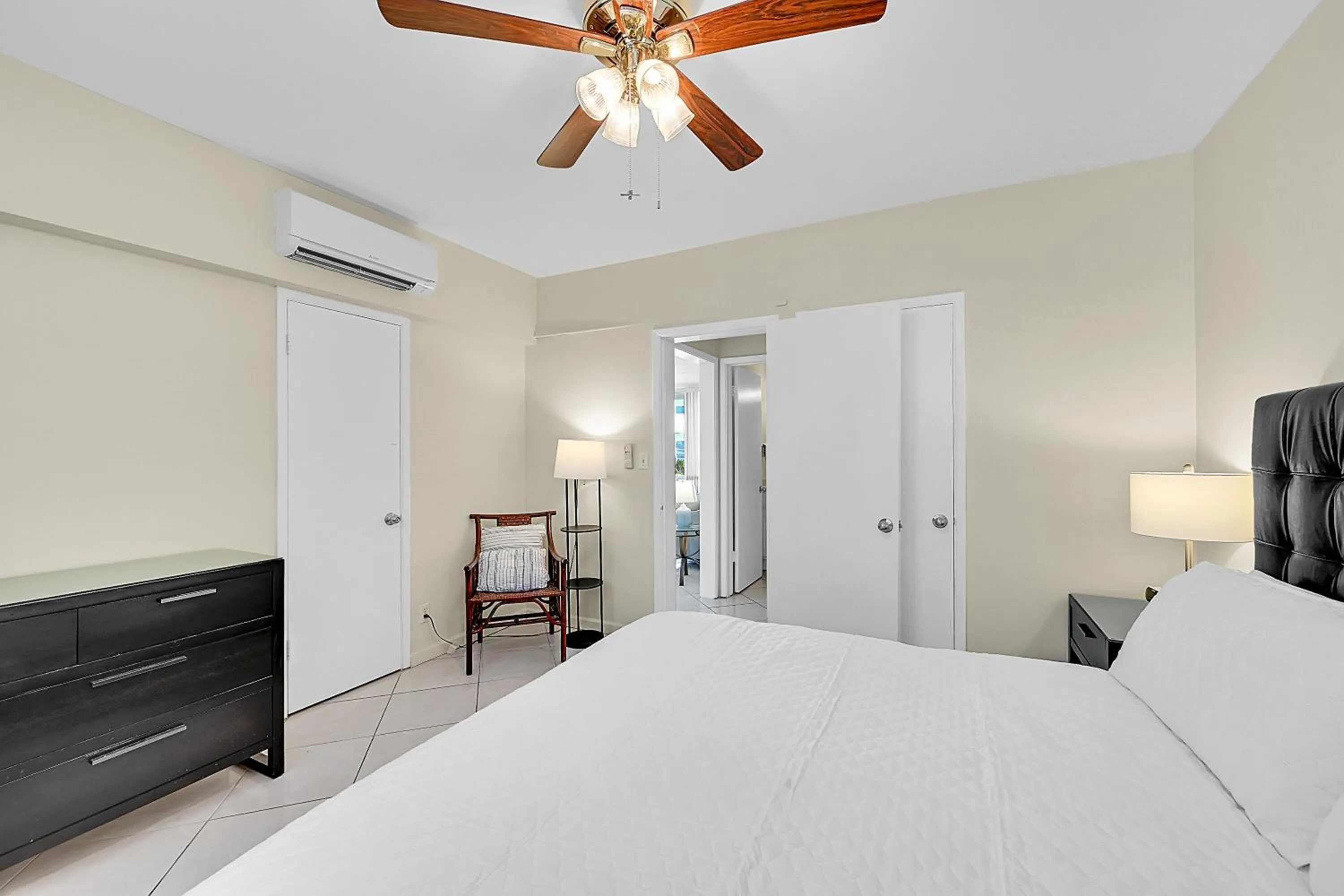 Bed in Holiday Isle Yacht Club