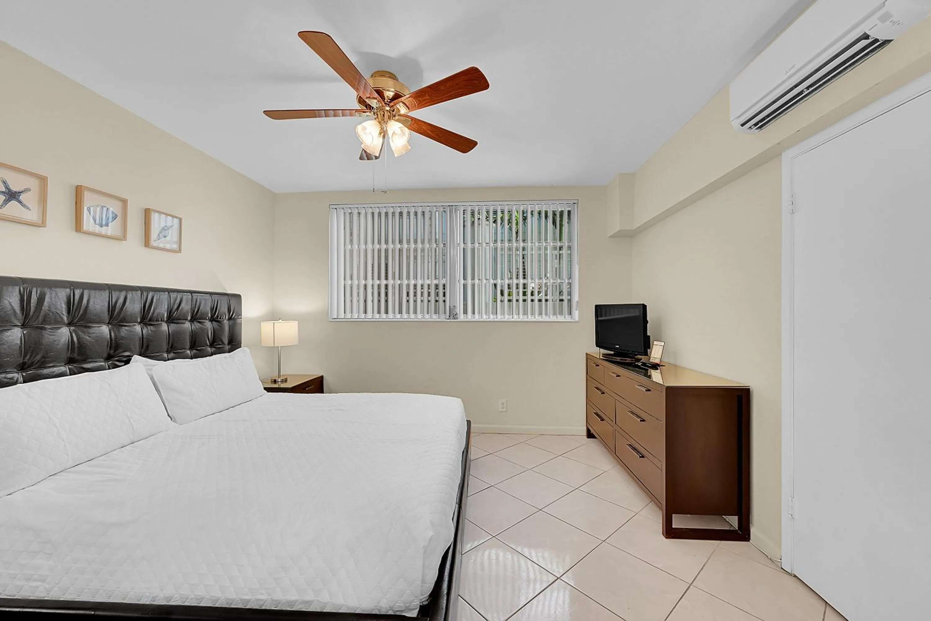 Bed in Holiday Isle Yacht Club