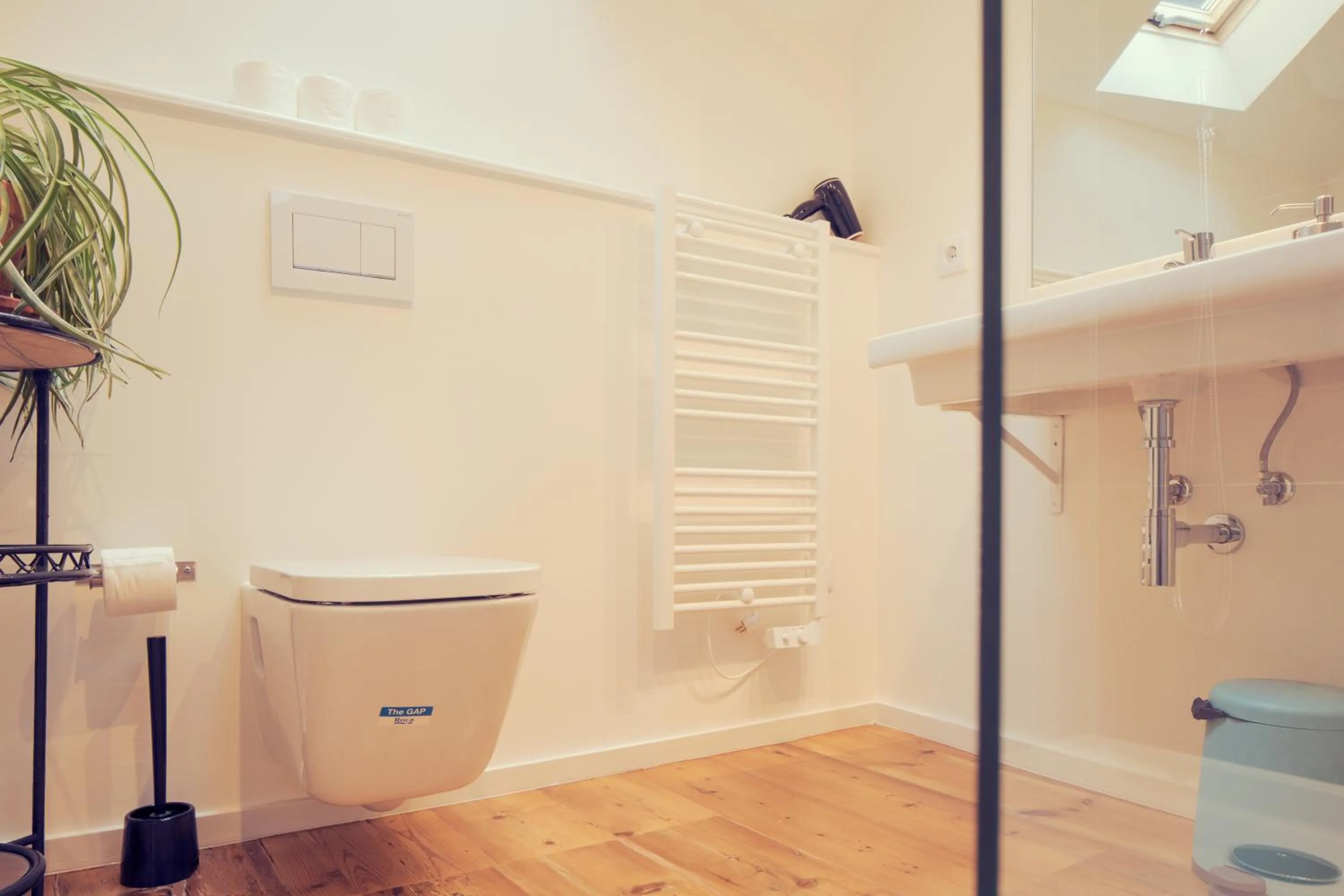 Toilet in Lisbon Calling Rooms & Studio