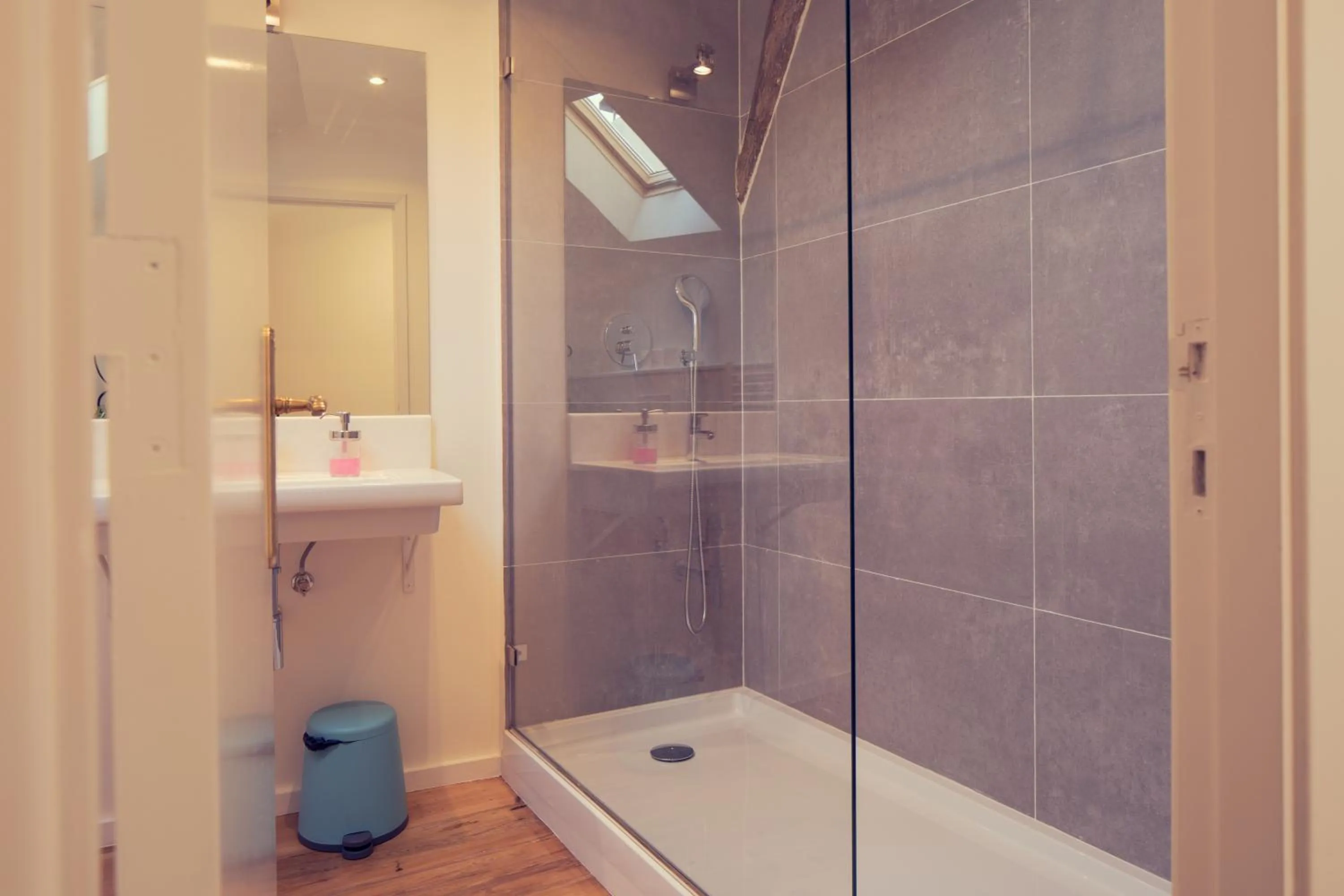 Shower in Lisbon Calling Rooms & Studio