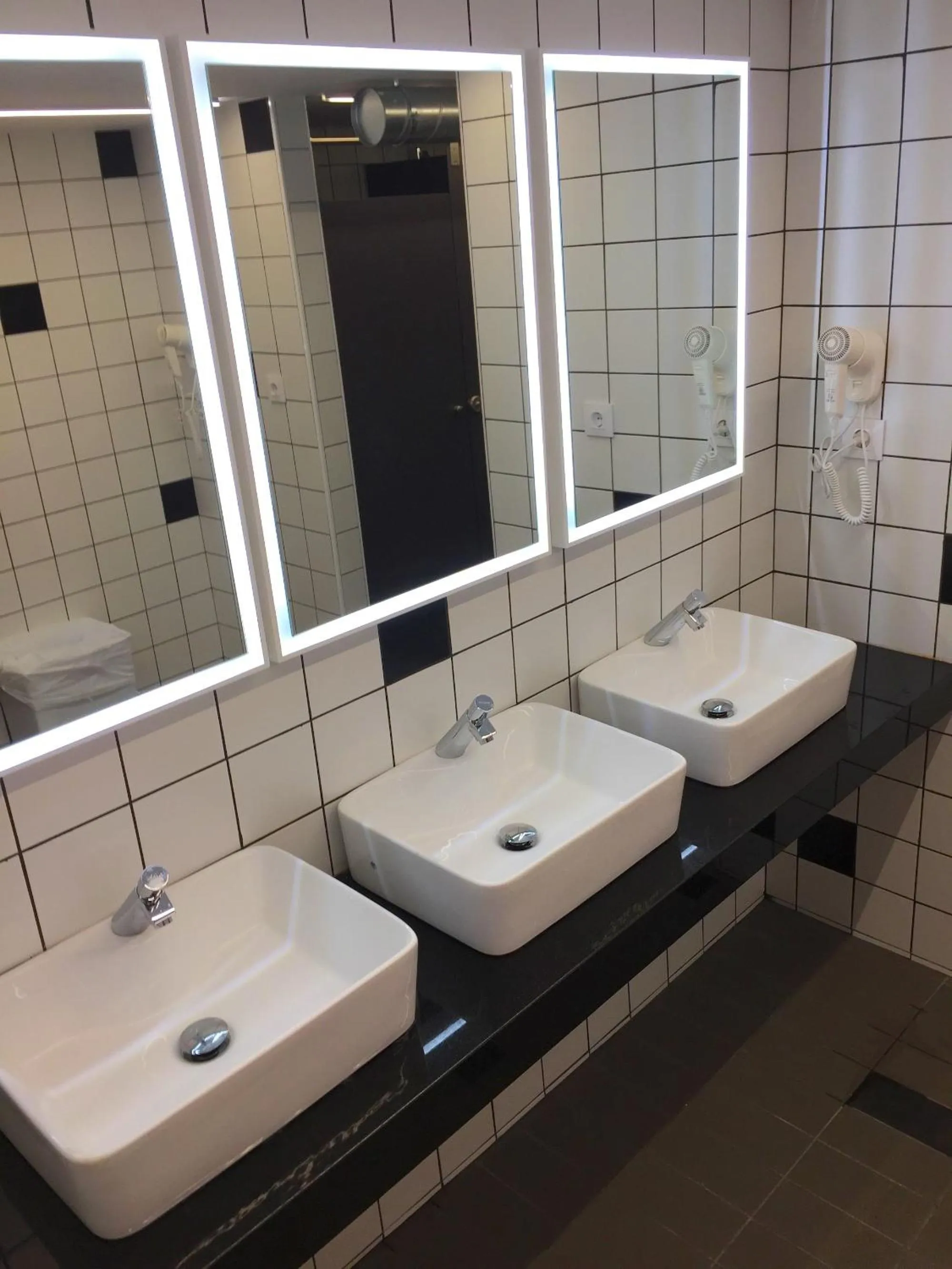 Bathroom in Safestay Barcelona Gothic