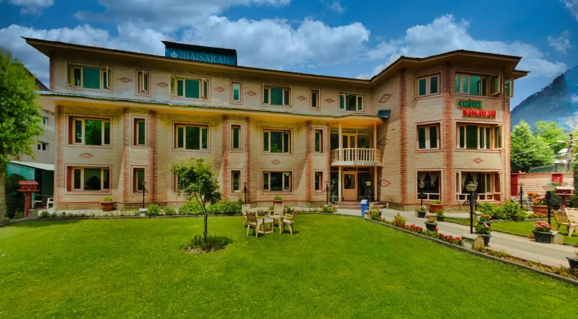 Facade/entrance in Hotel Baisaran Pahalgam