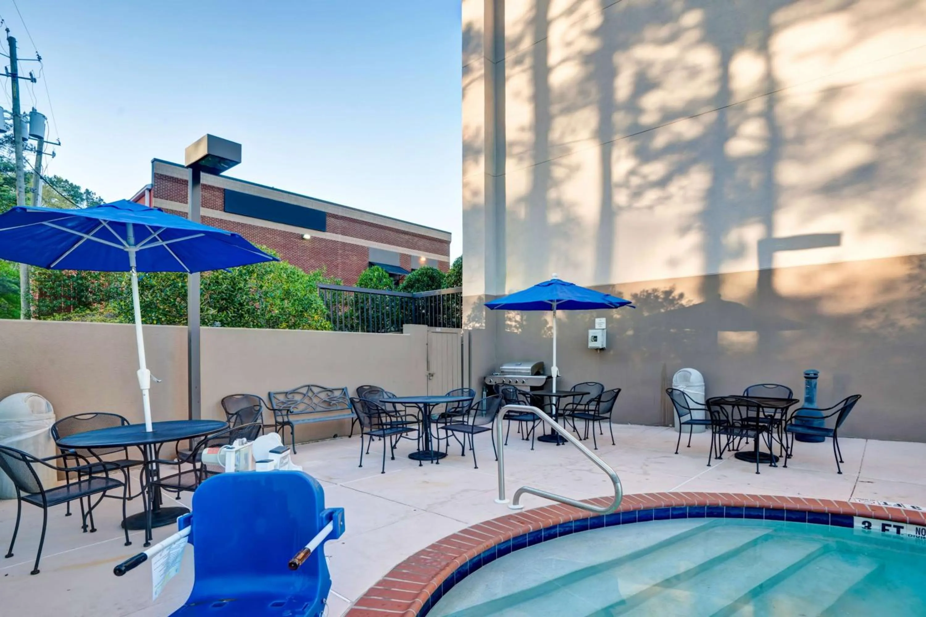 Patio in Hampton Inn Birmingham/Mountain Brook