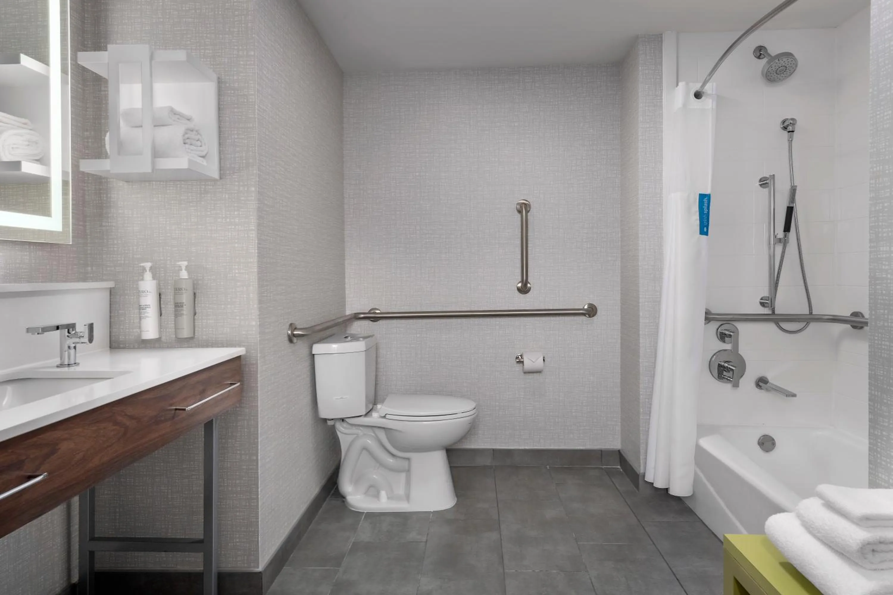 Bathroom in Hampton Inn Birmingham I-65/Lakeshore Drive