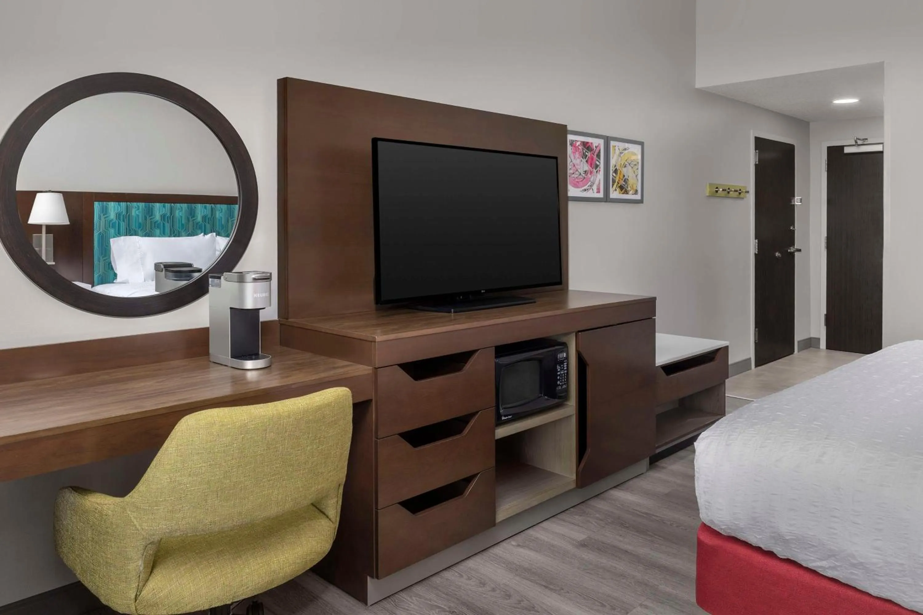 Coffee/tea facilities, Bed in Hampton Inn Birmingham I-65/Lakeshore Drive