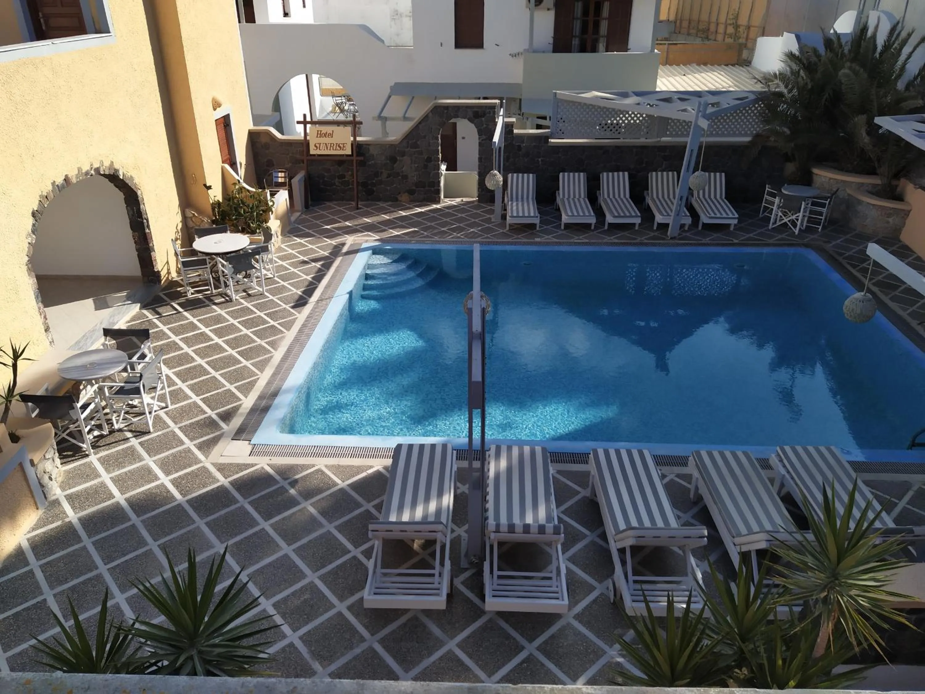 Swimming pool in Hotel Sunrise