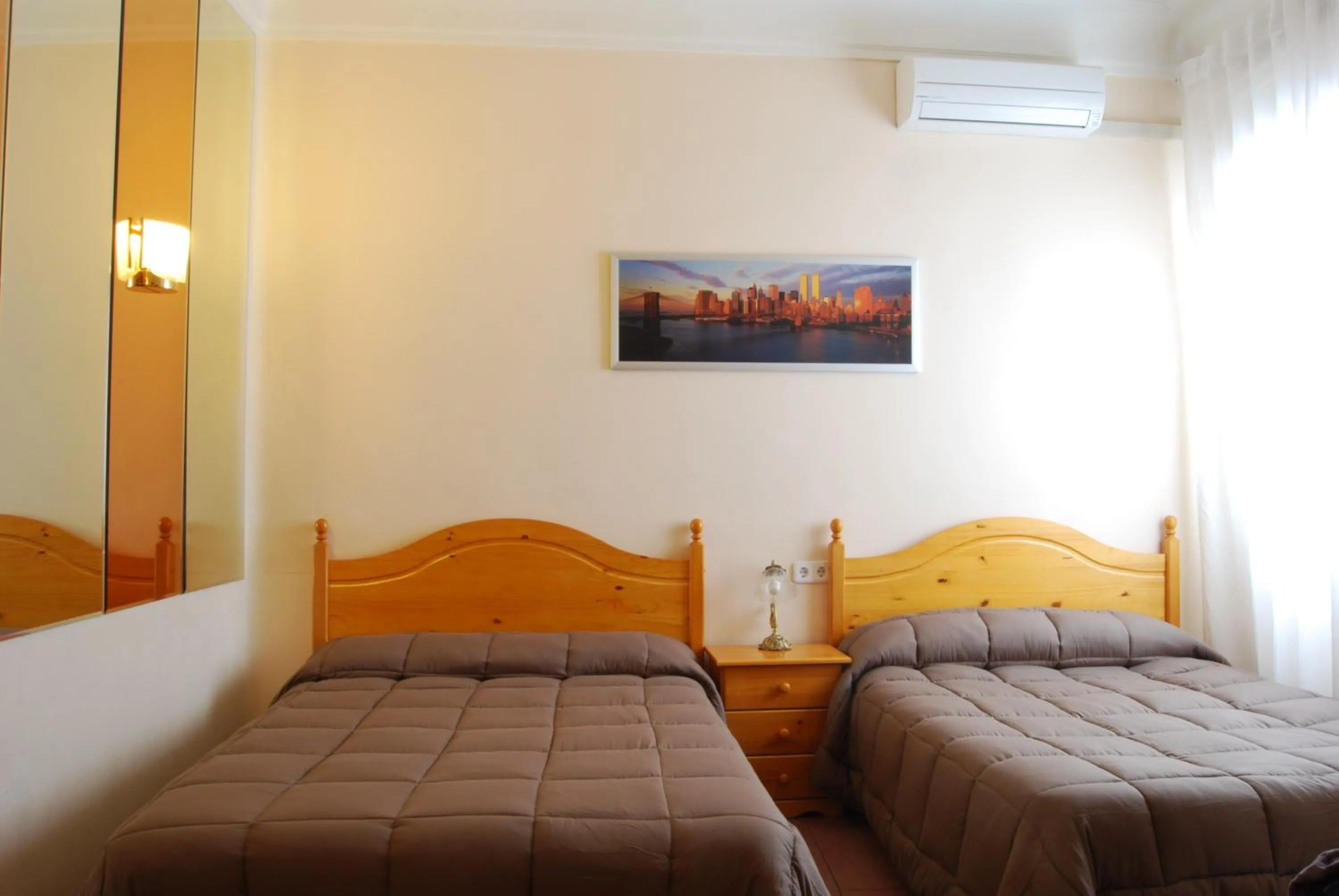 Photo of the whole room, Bed in Hostal America