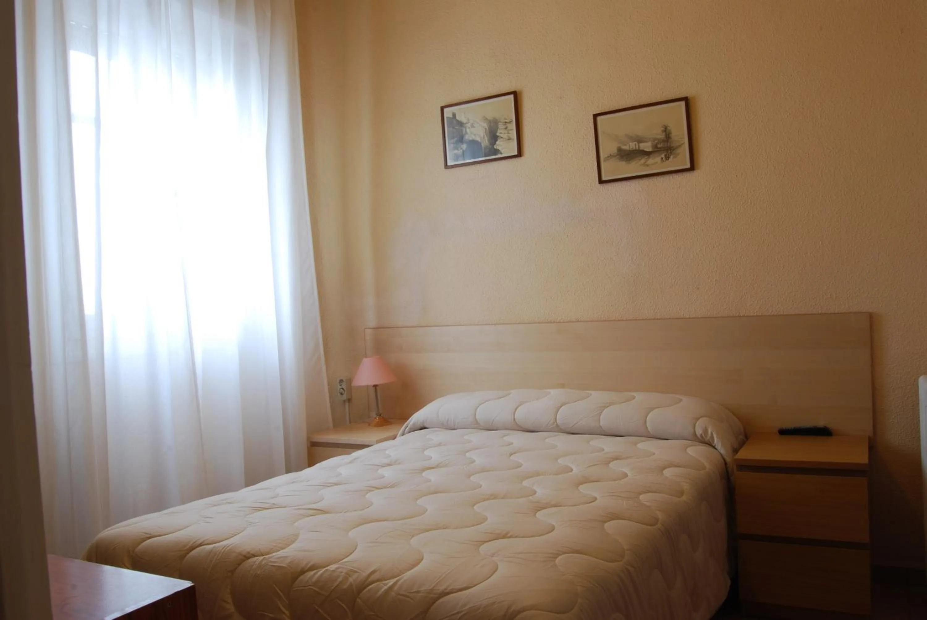 Bed in Hostal America