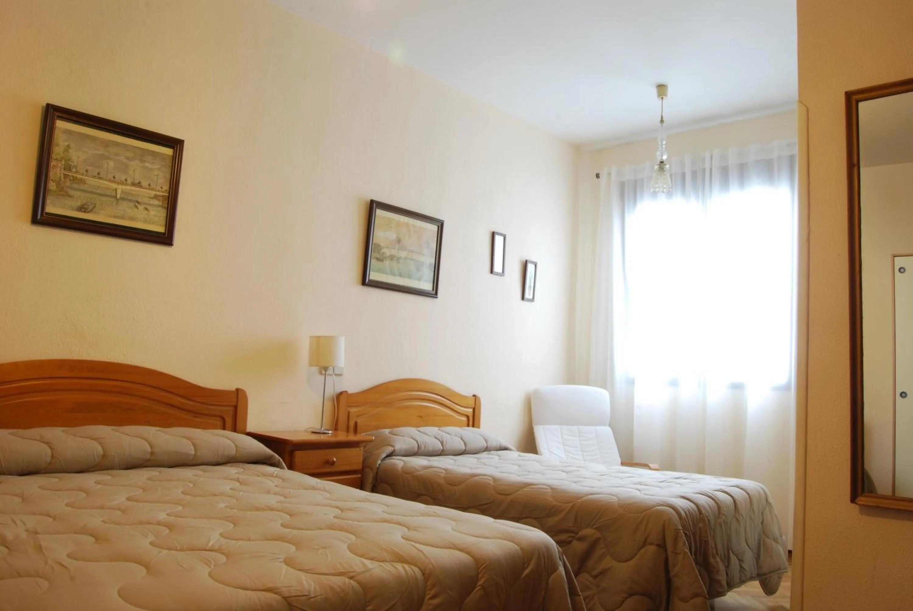 Photo of the whole room, Bed in Hostal America