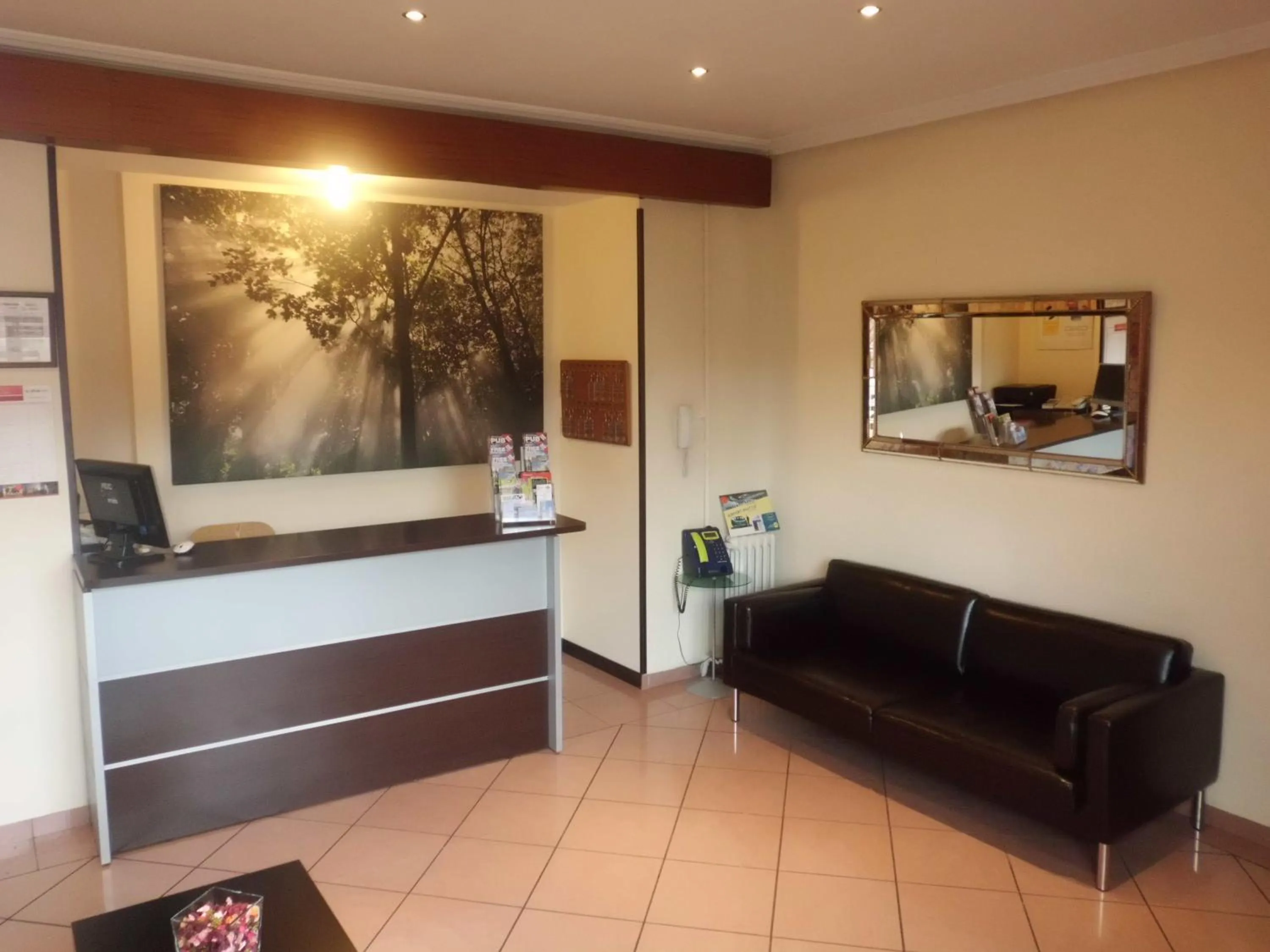 Lobby or reception in Hostal America