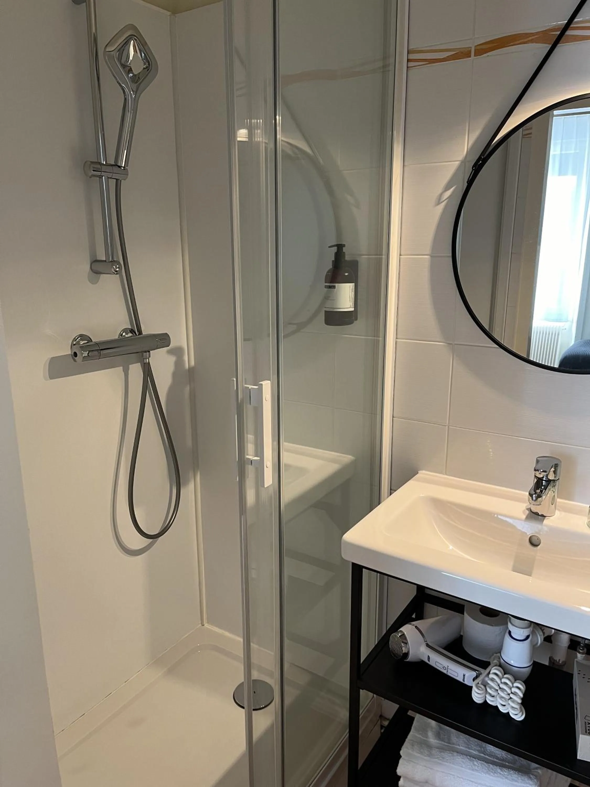 Bathroom in Anne De Bretagne