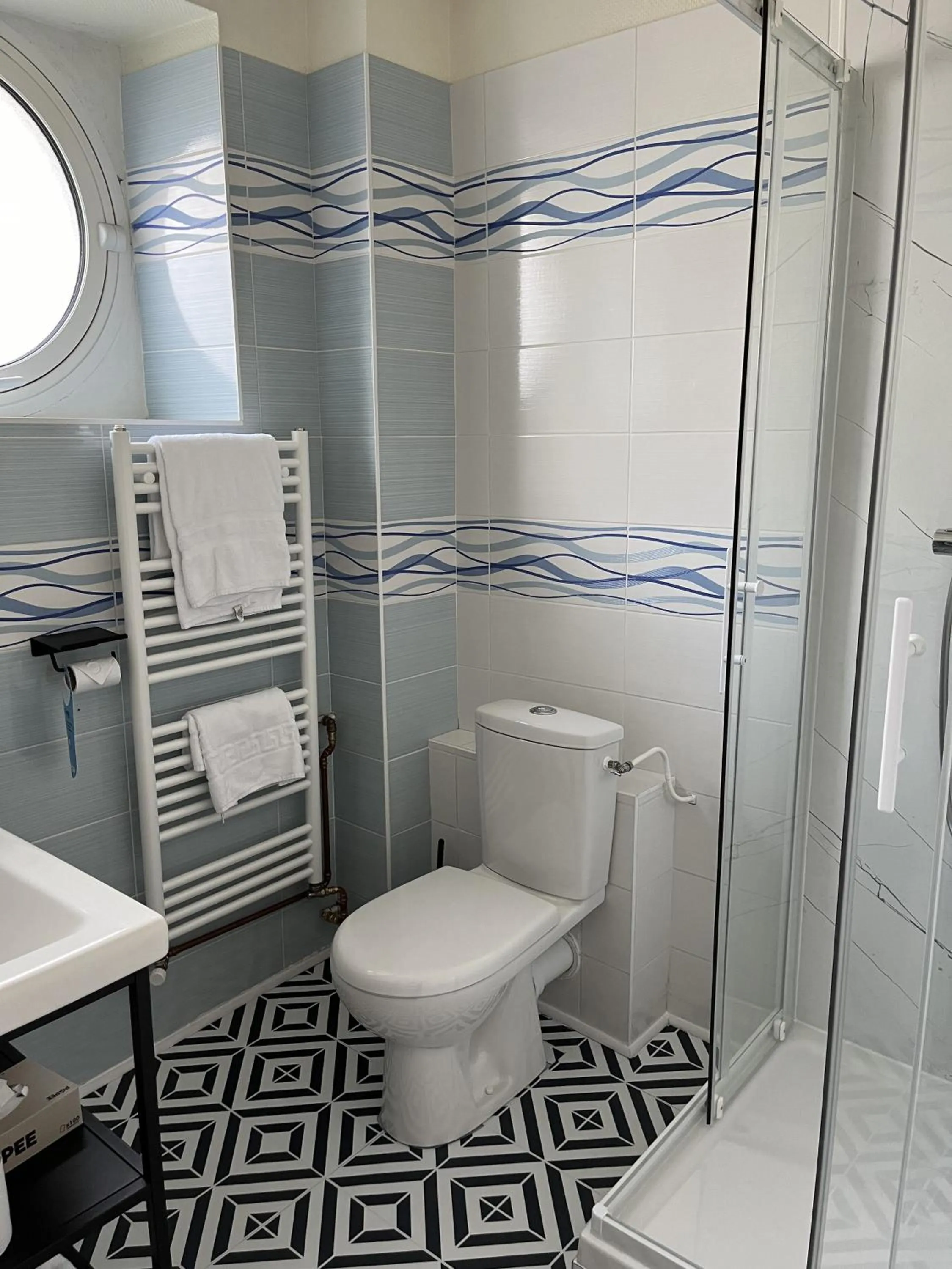 Bathroom in Anne De Bretagne